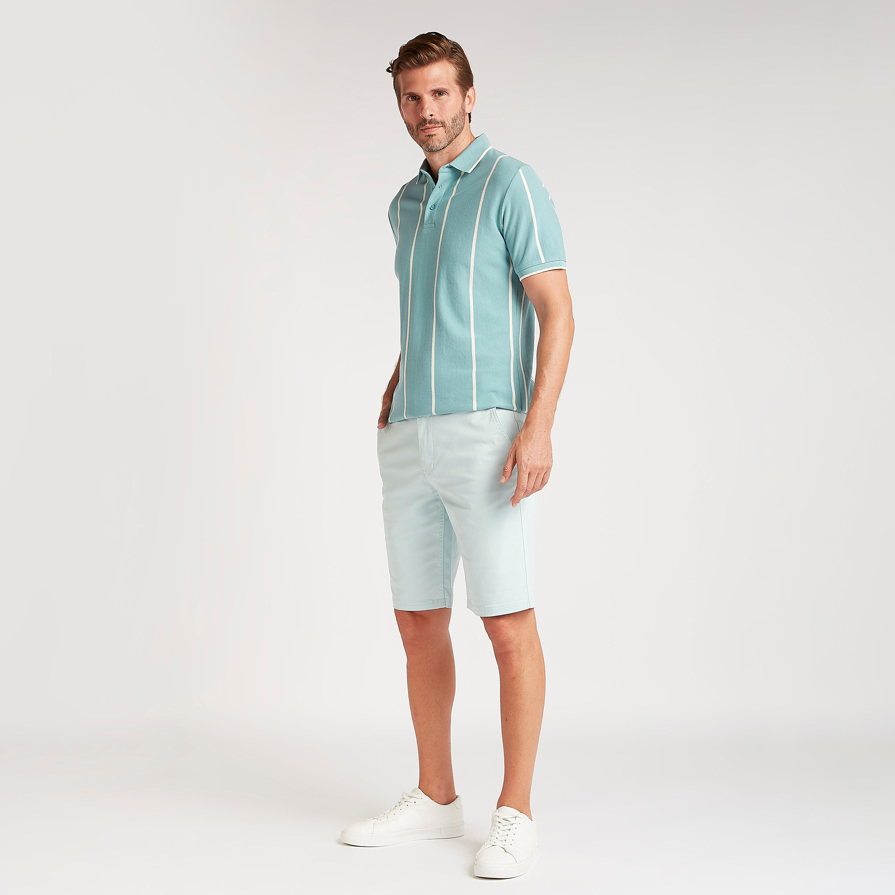 شورت سادة سليم فيت بخصر متوسّط الارتفاع وزر إغلاق-men-clothing-bottoms-shorts-image-4