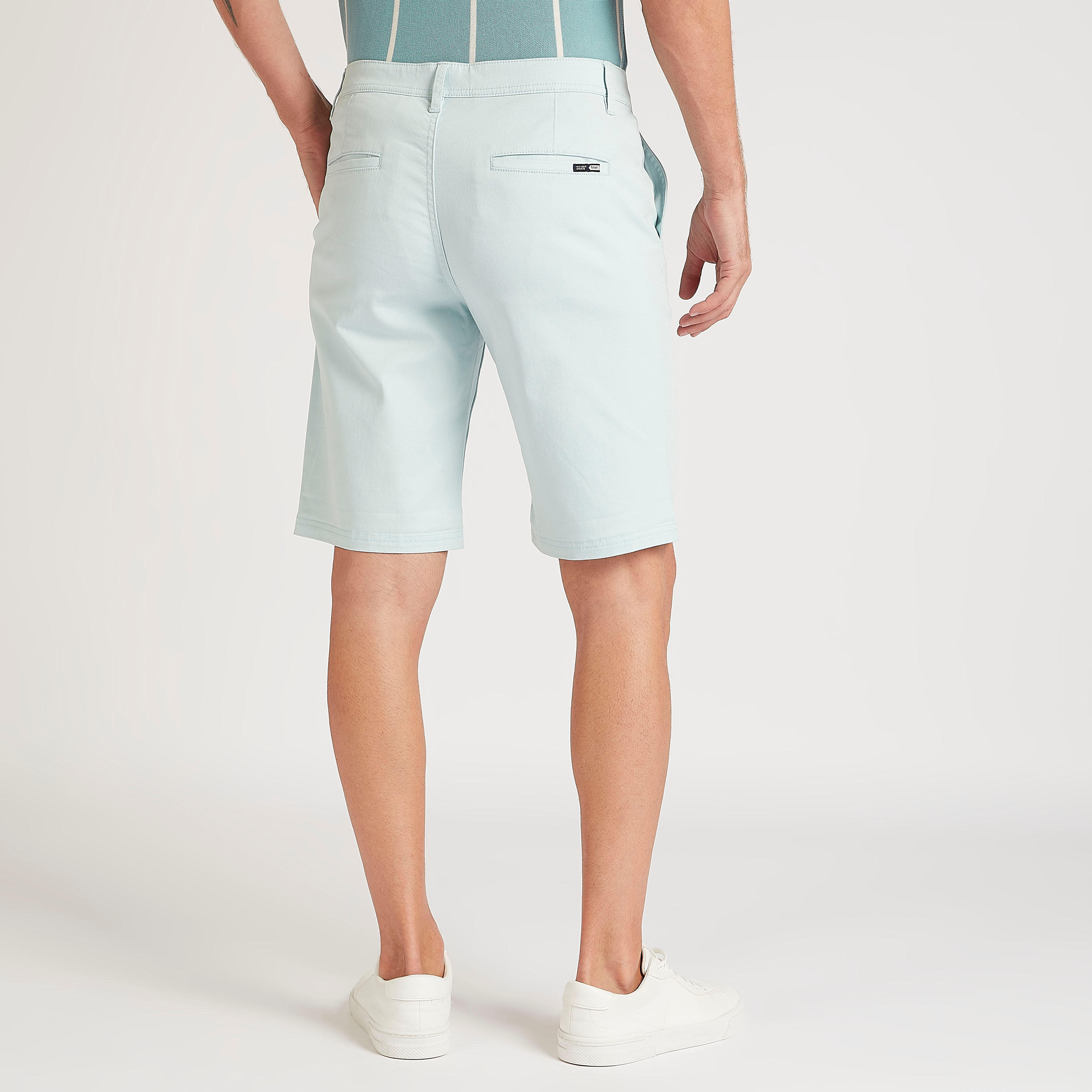 شورت سادة سليم فيت بخصر متوسّط الارتفاع وزر إغلاق-men-clothing-bottoms-shorts-image-2