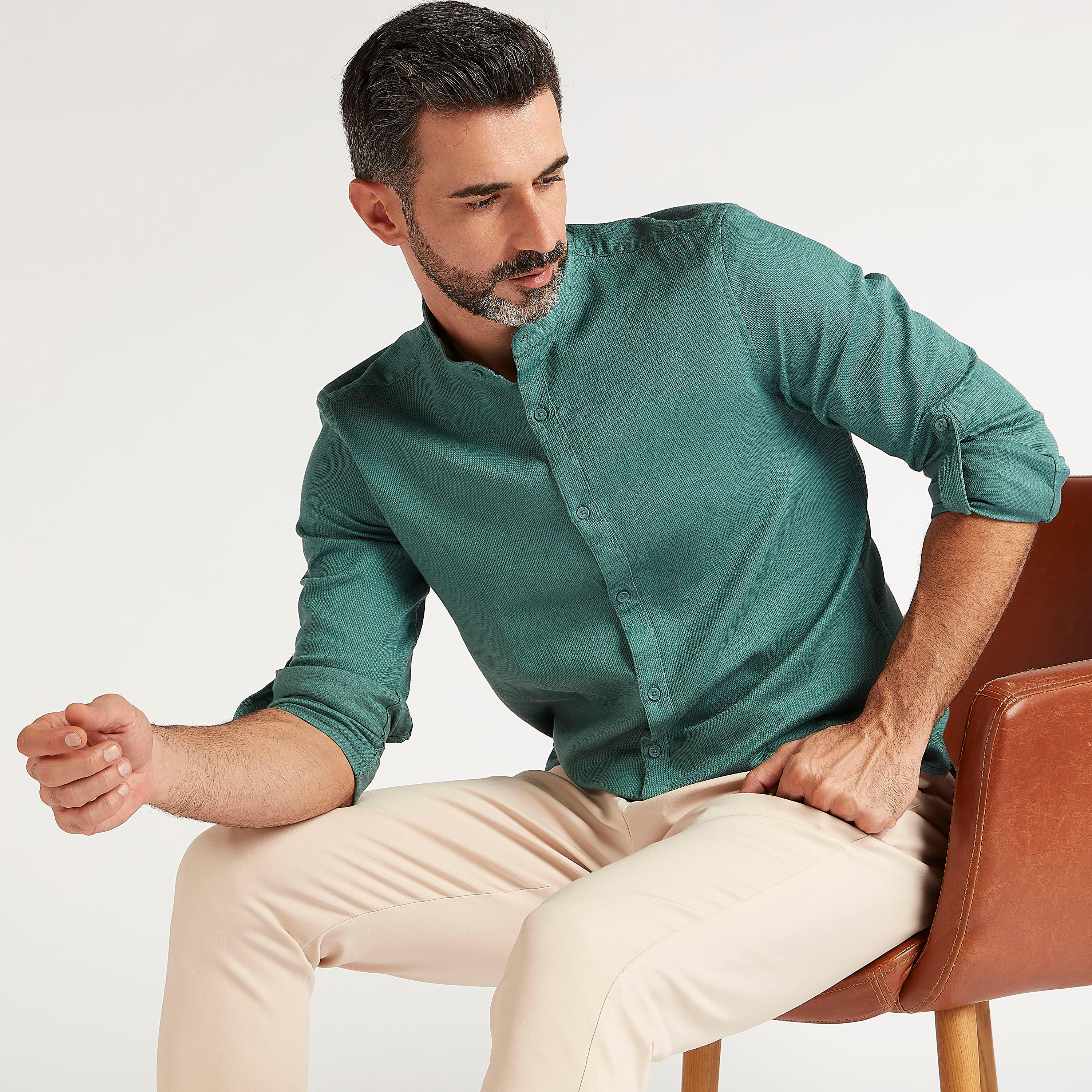 قميص بارز الملمس بياقة ماندارين وأكمام طويلة-men-clothing-shirts-image-1
