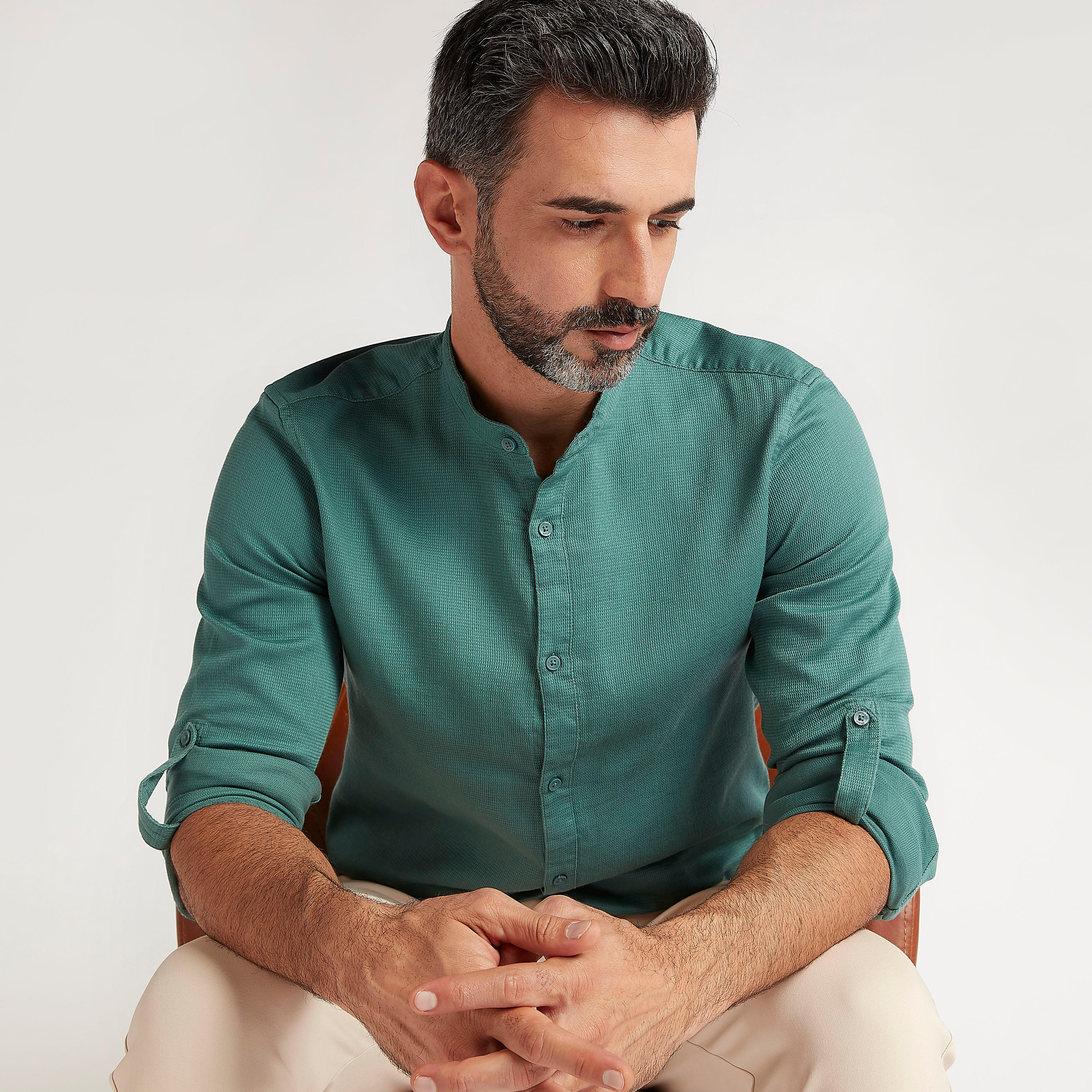 قميص بارز الملمس بياقة ماندارين وأكمام طويلة-men-clothing-shirts-image-3