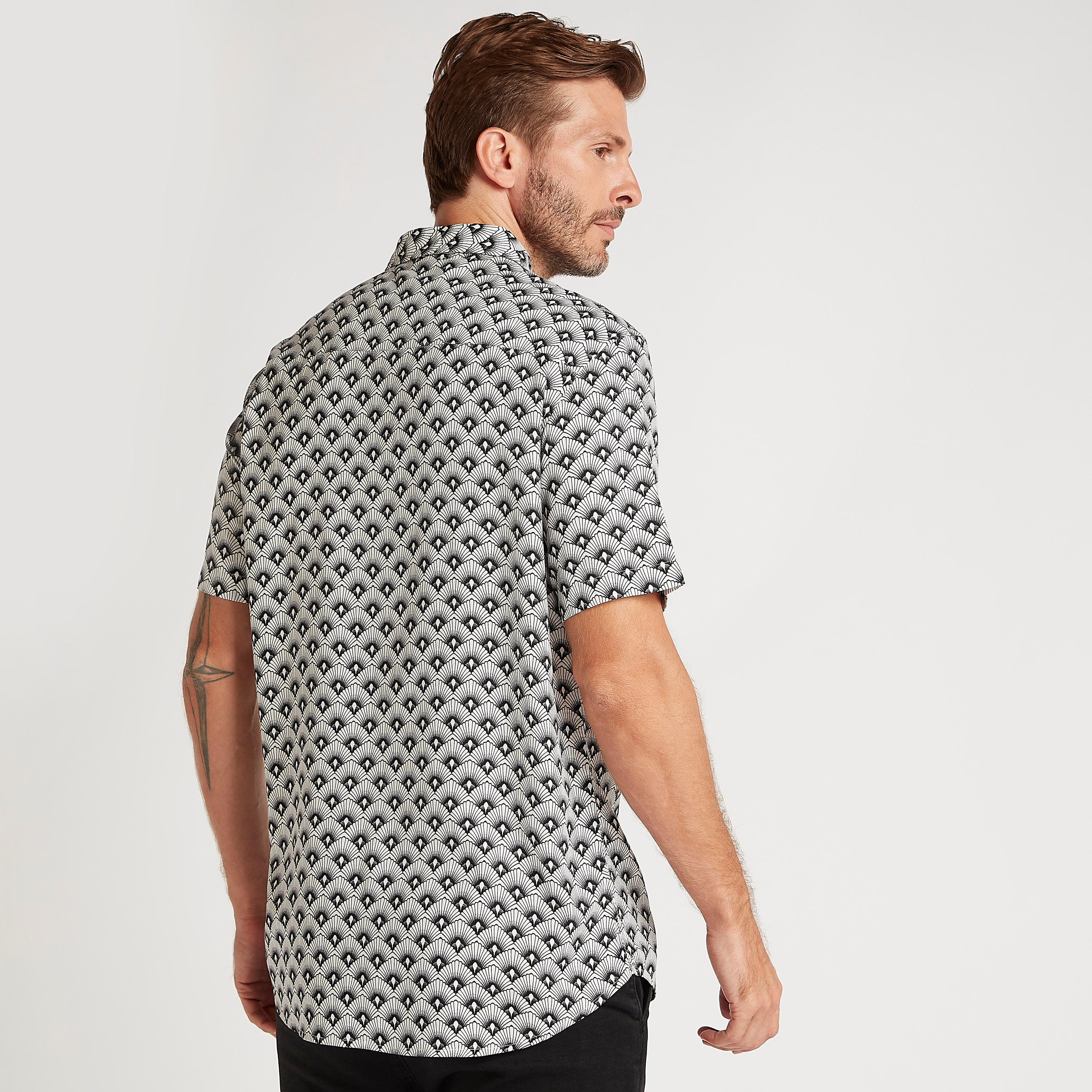 قميص سليم فيت بطبعات وأكمام قصيرة-men-clothing-shirts-image-2