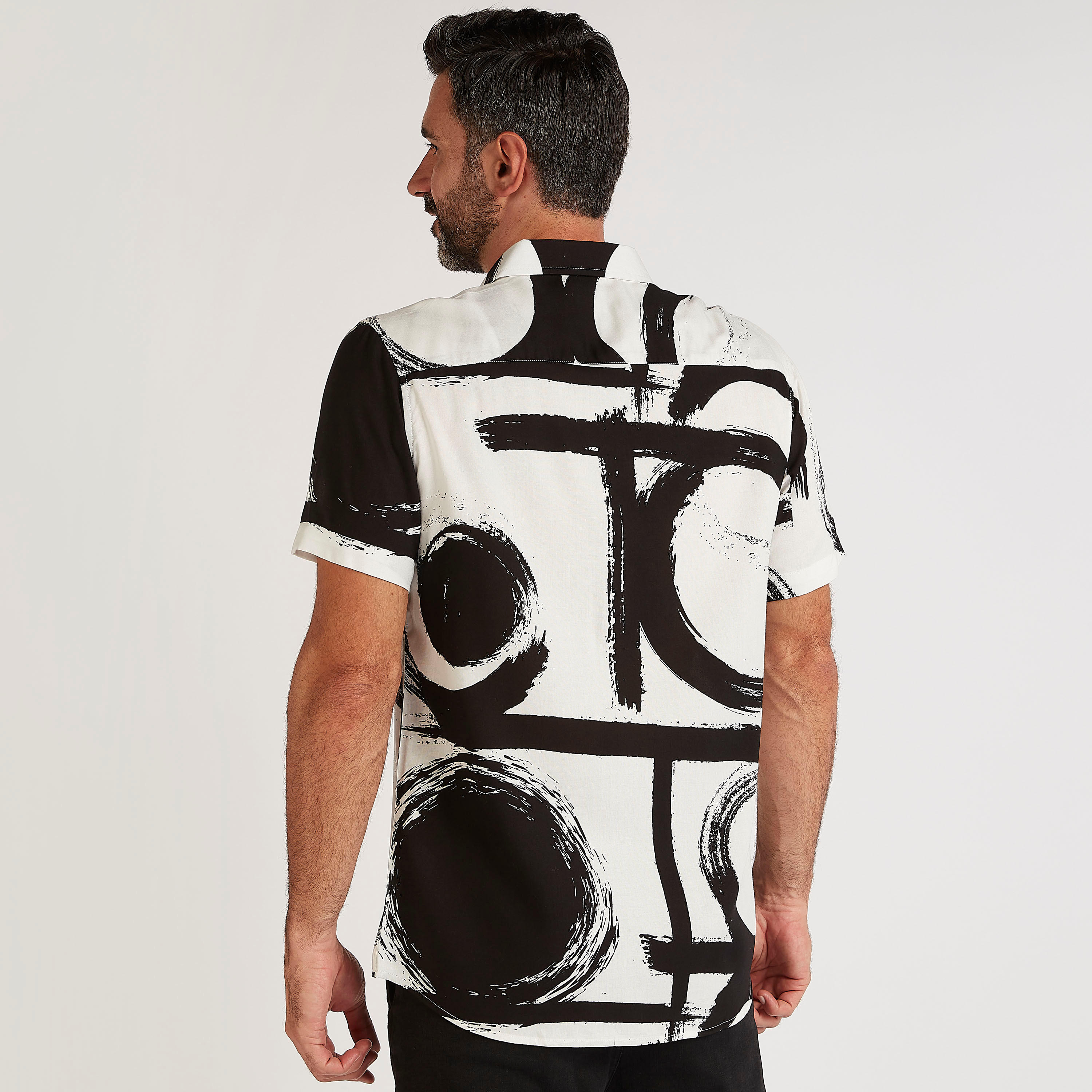 قميص سليم فيت بطبعات وأكمام قصيرة-men-clothing-shirts-image-4