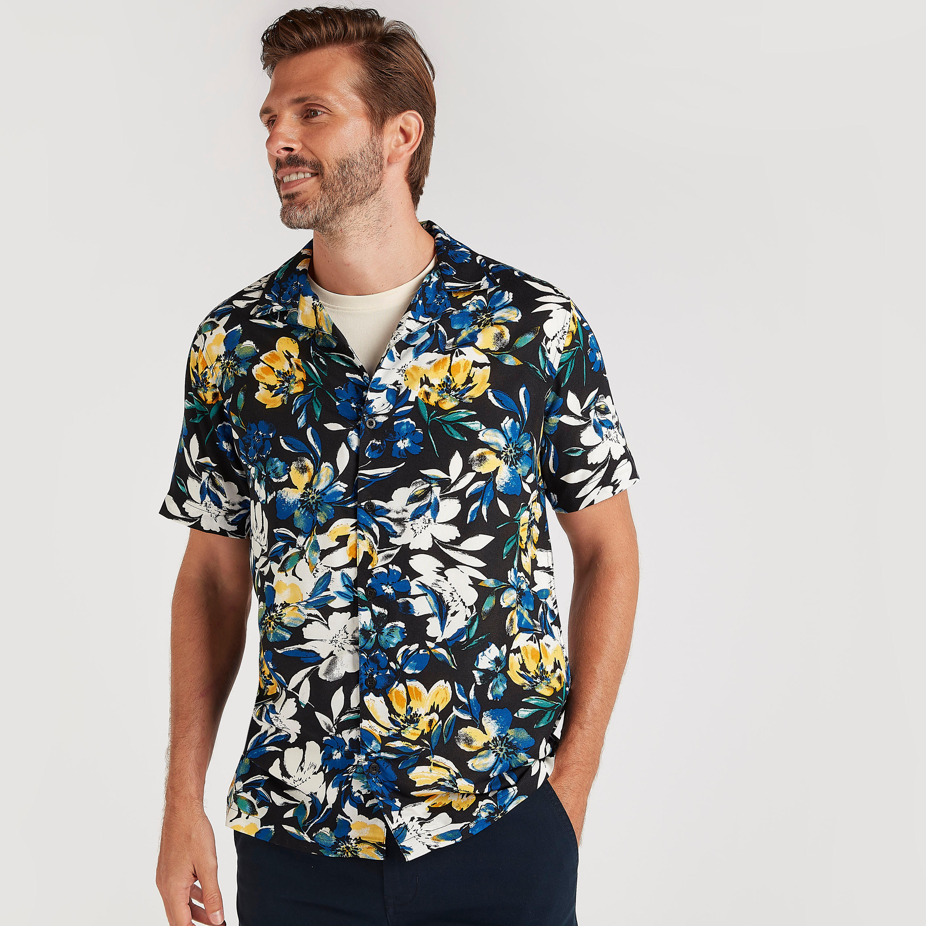 قميص بقصّة سليم بأكمام قصيرة وطبعات أزهار من آيكونيك-men-clothing-shirts-image-1