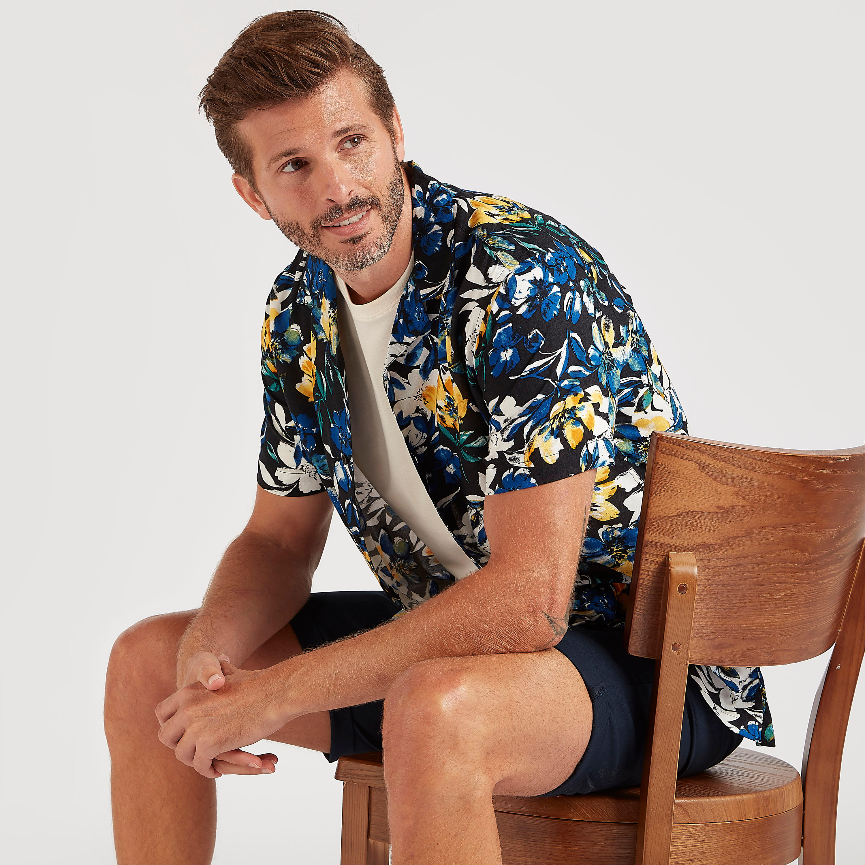 قميص بقصّة سليم بأكمام قصيرة وطبعات أزهار من آيكونيك-men-clothing-shirts-image-2