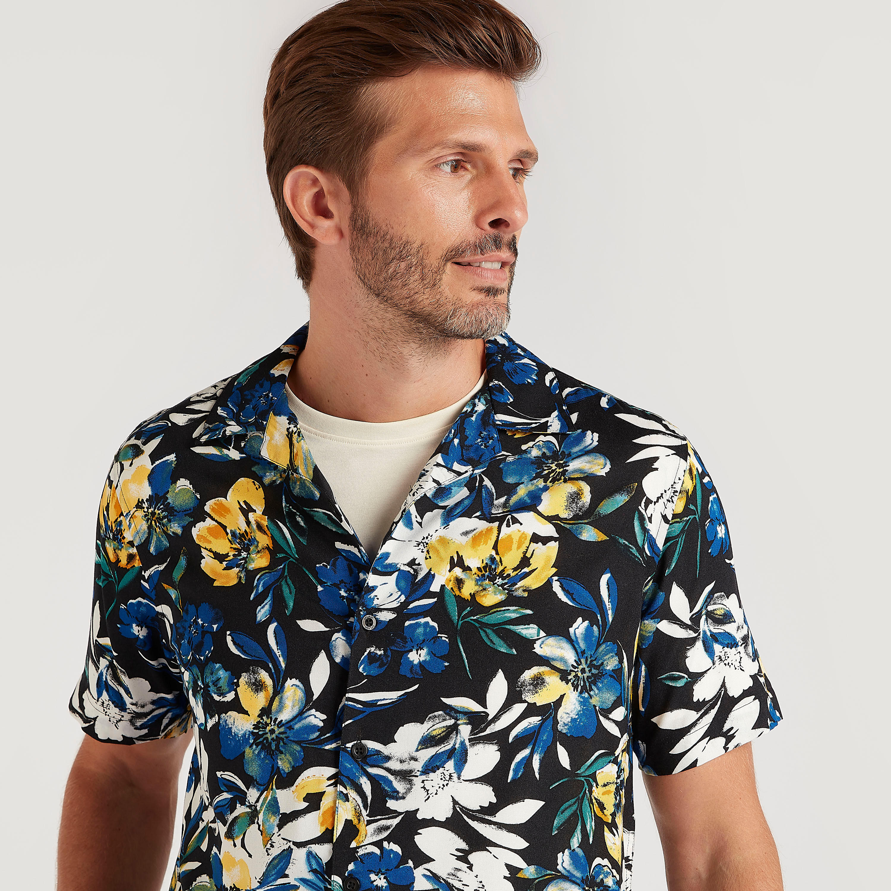 قميص بقصّة سليم بأكمام قصيرة وطبعات أزهار من آيكونيك-men-clothing-shirts-image-3