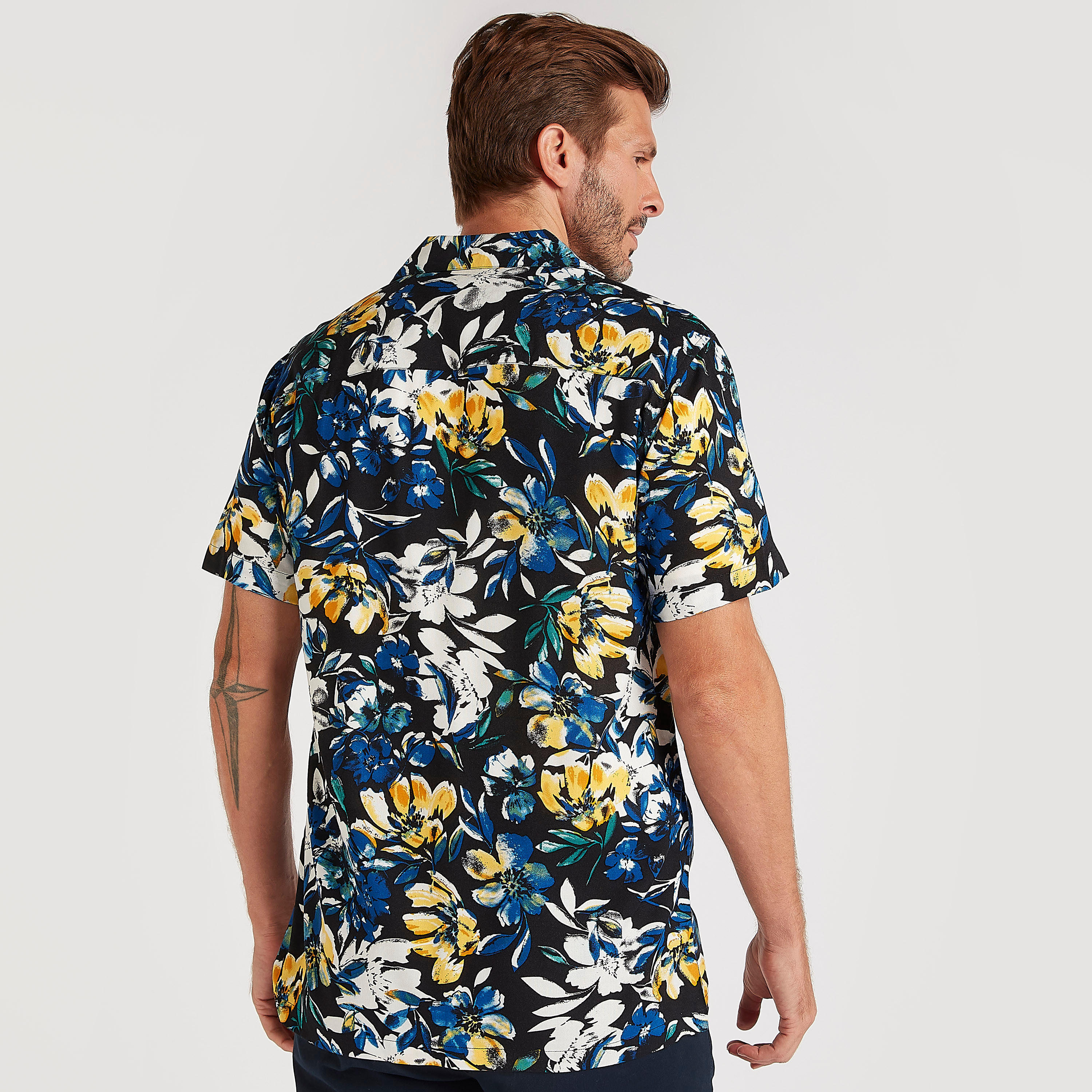 قميص بقصّة سليم بأكمام قصيرة وطبعات أزهار من آيكونيك-men-clothing-shirts-image-4