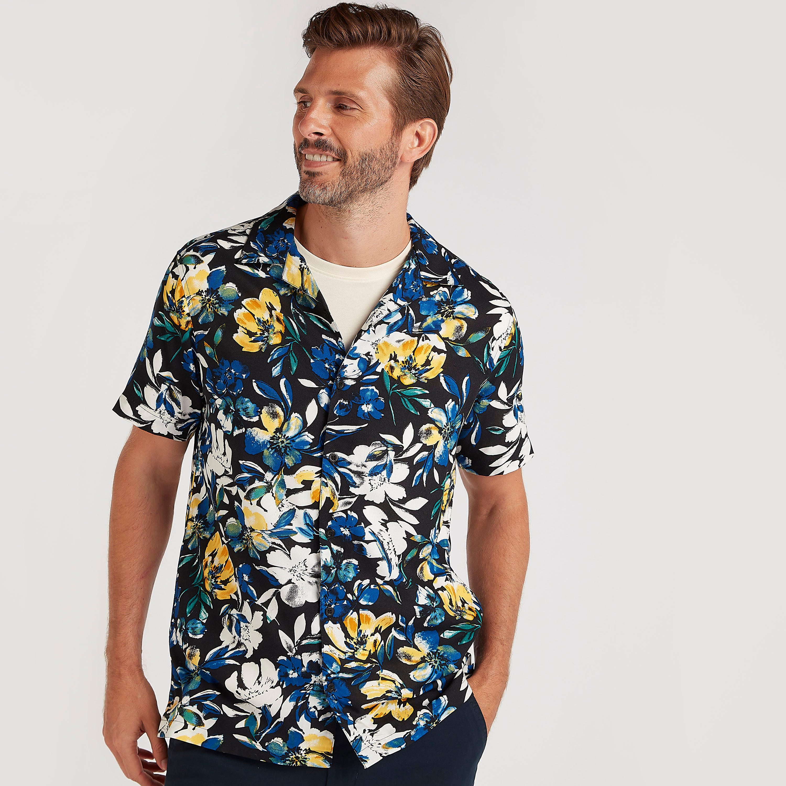 قميص بقصّة سليم بأكمام قصيرة وطبعات أزهار من آيكونيك-men-clothing-shirts-image-7
