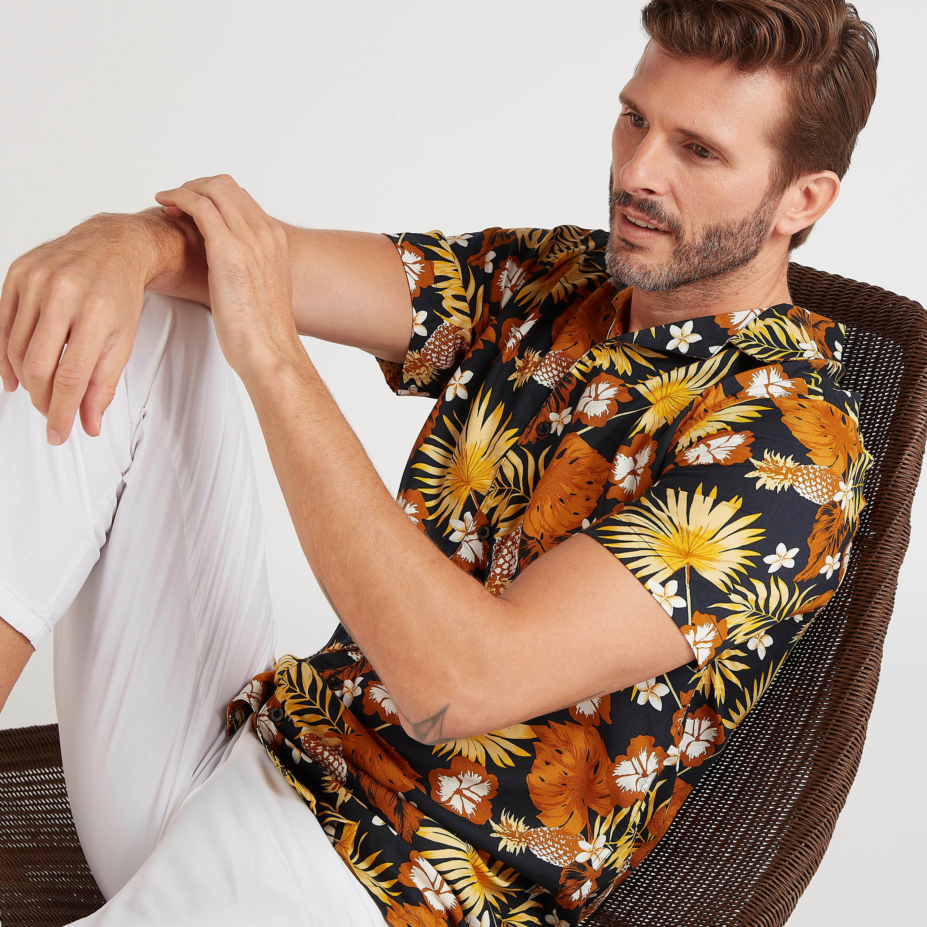 قميص بقصّة سليم بأكمام قصيرة وطبعات أزهار من آيكونيك-men-clothing-shirts-image-2