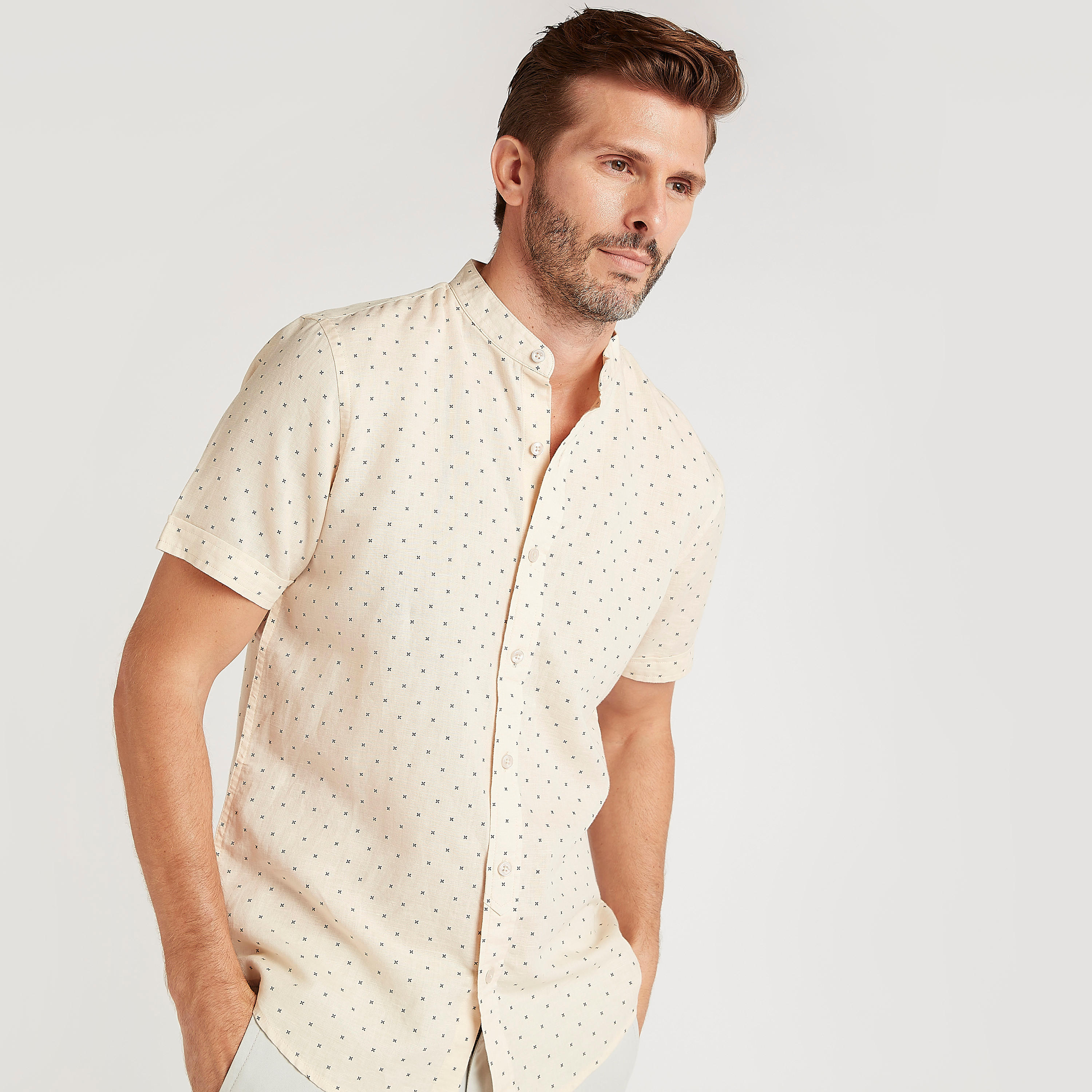 قميص بياقة ماندرين وأكمام قصيرة وطبعات-men-clothing-shirts-image-1