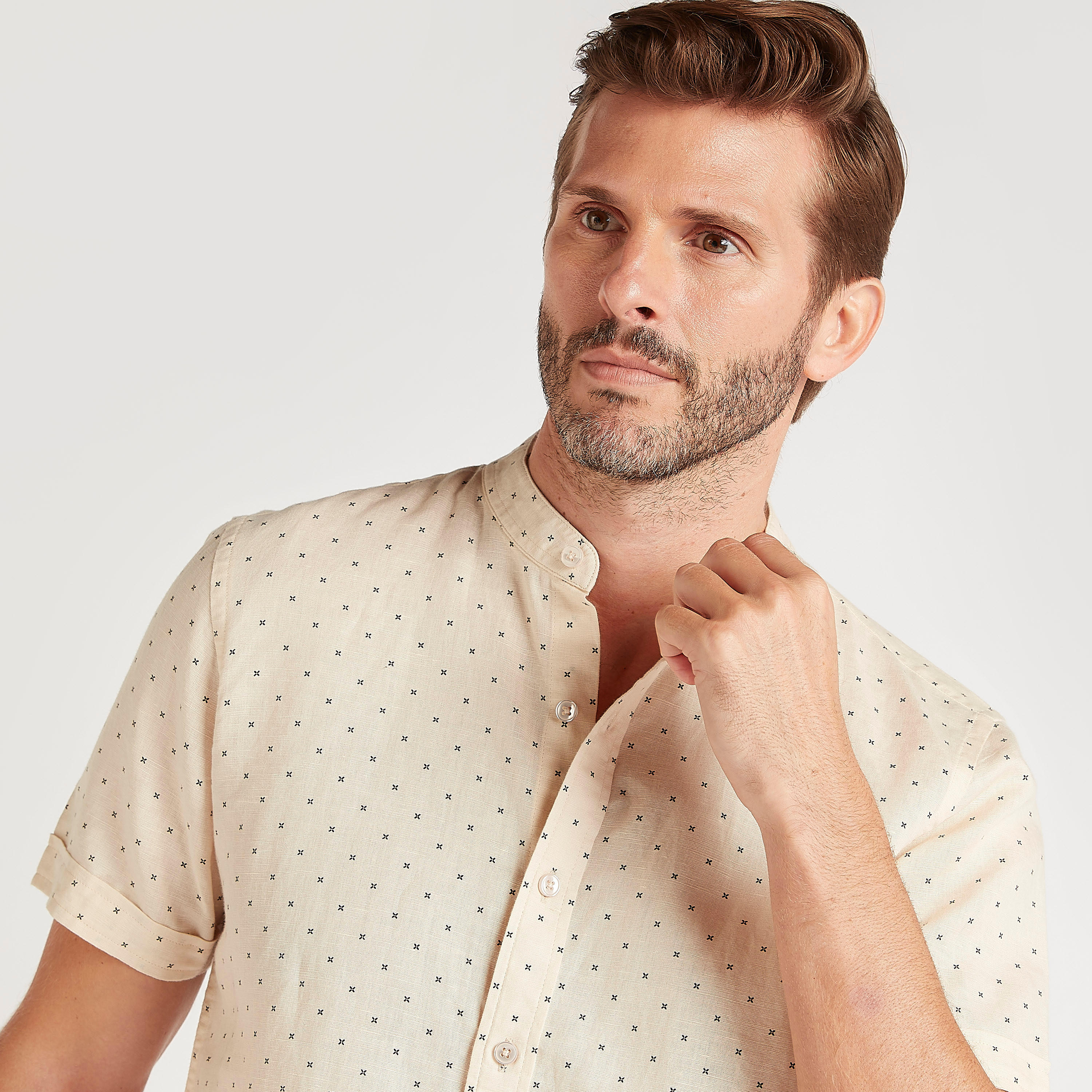 قميص بياقة ماندرين وأكمام قصيرة وطبعات-men-clothing-shirts-image-3