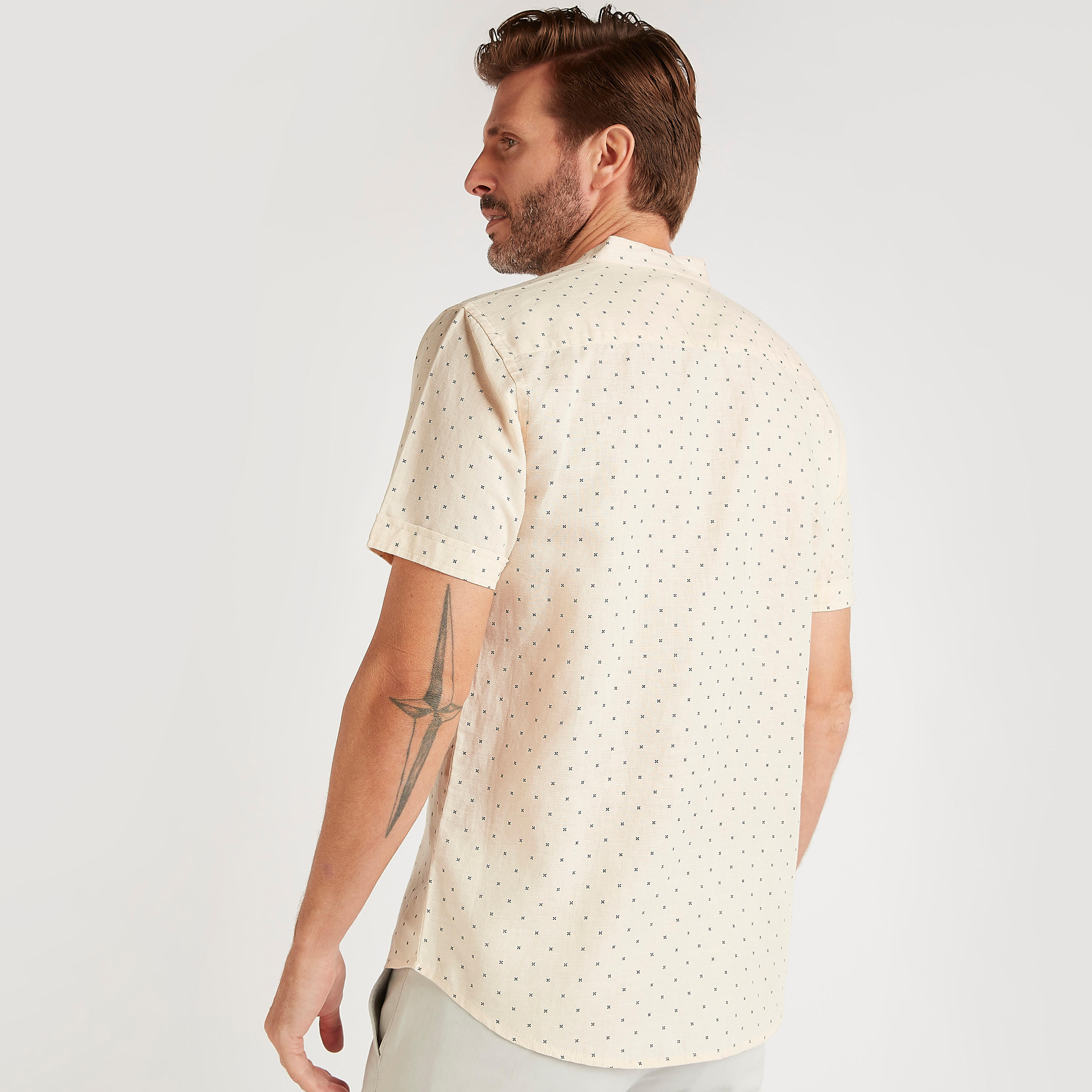 قميص بياقة ماندرين وأكمام قصيرة وطبعات-men-clothing-shirts-image-4