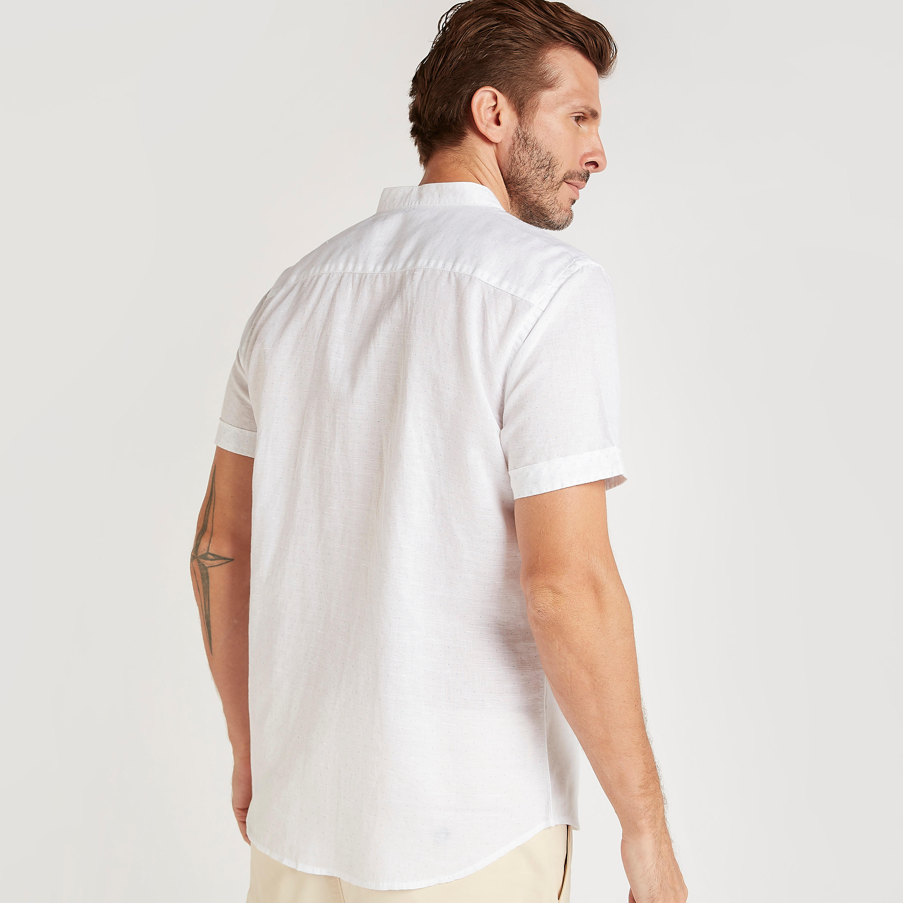 قميص بياقة ماندرين وأكمام قصيرة وطبعات-men-clothing-shirts-image-4