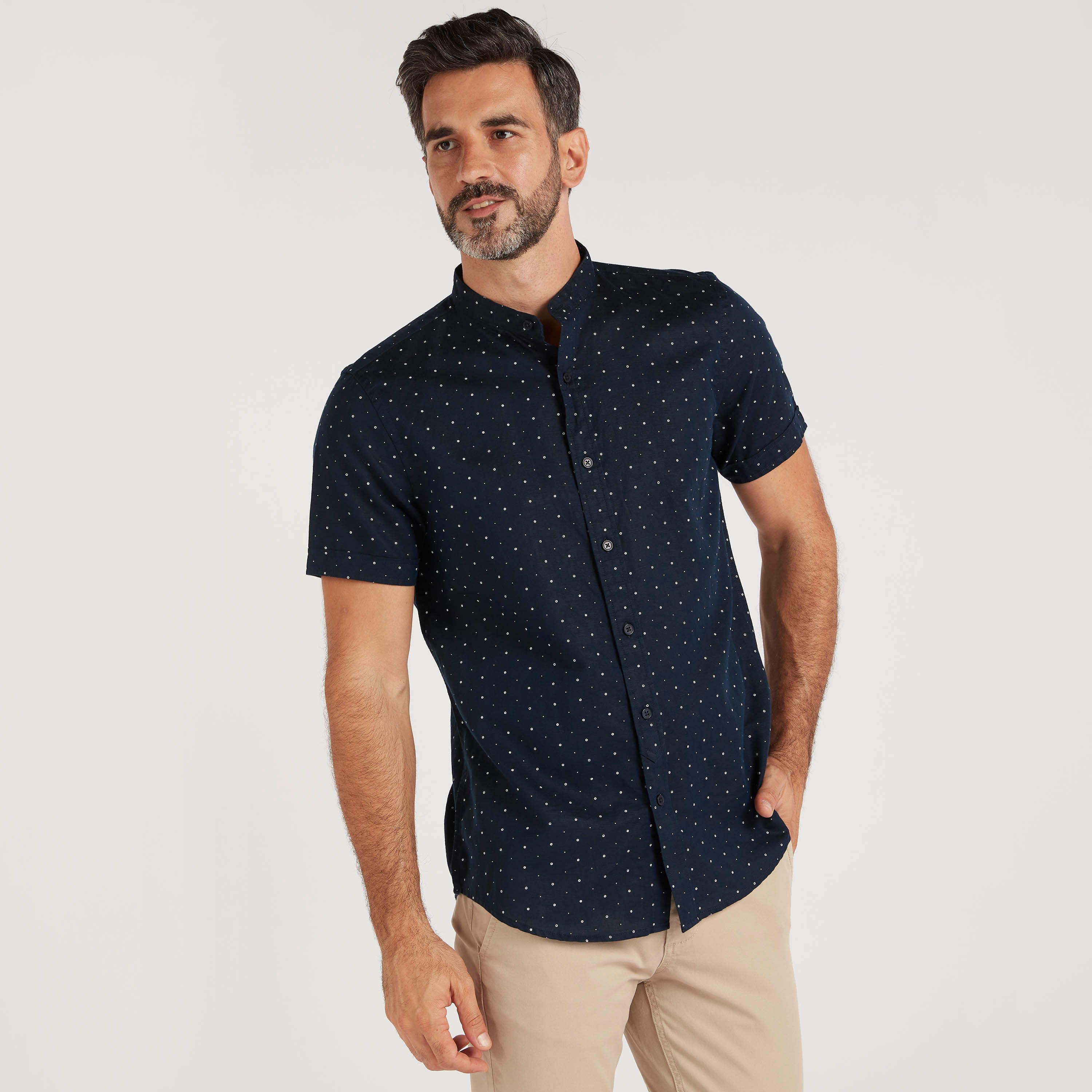 قميص بياقة ماندارين وأكمام قصيرة وطبعات-men-clothing-shirts-image-1