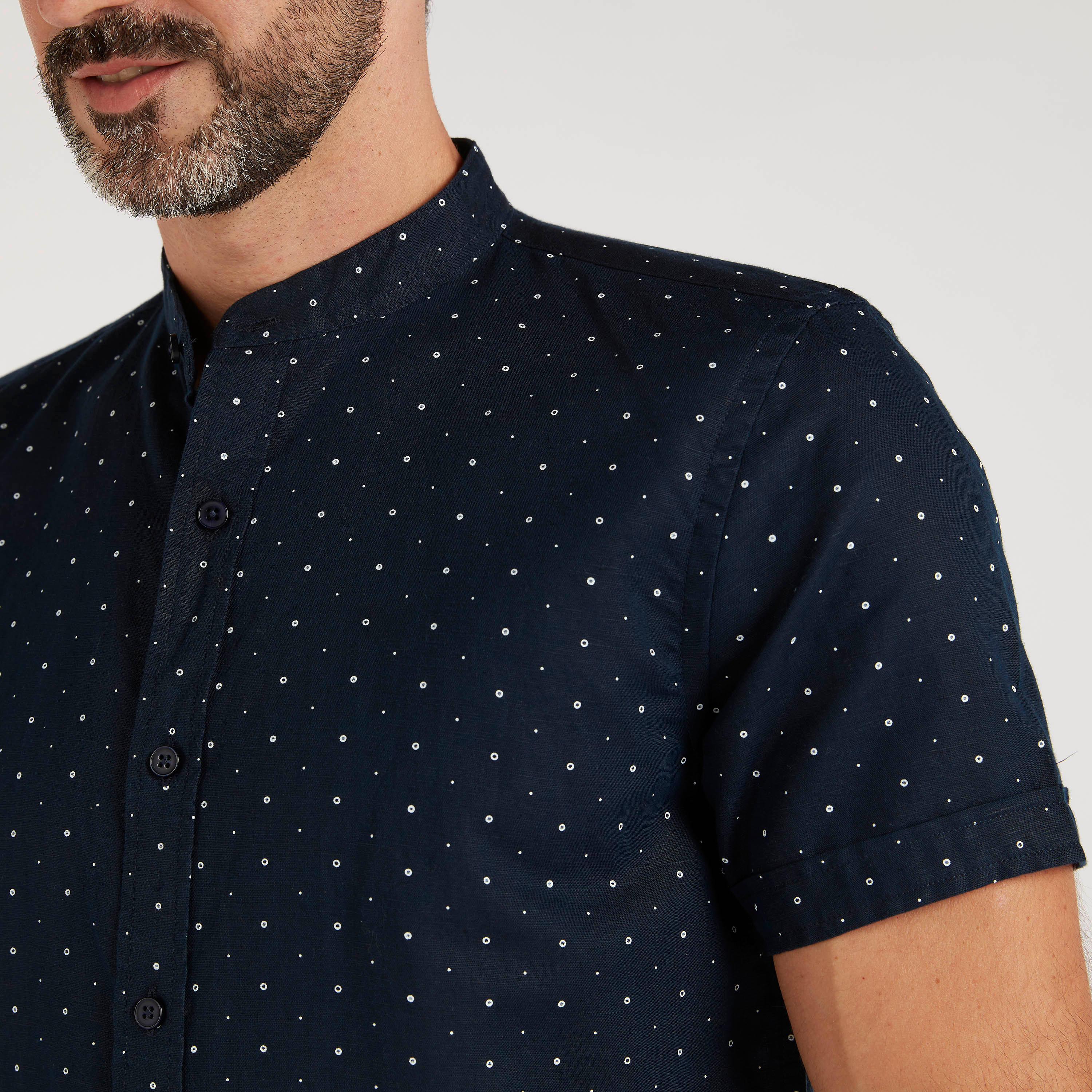 قميص بياقة ماندارين وأكمام قصيرة وطبعات-men-clothing-shirts-image-3