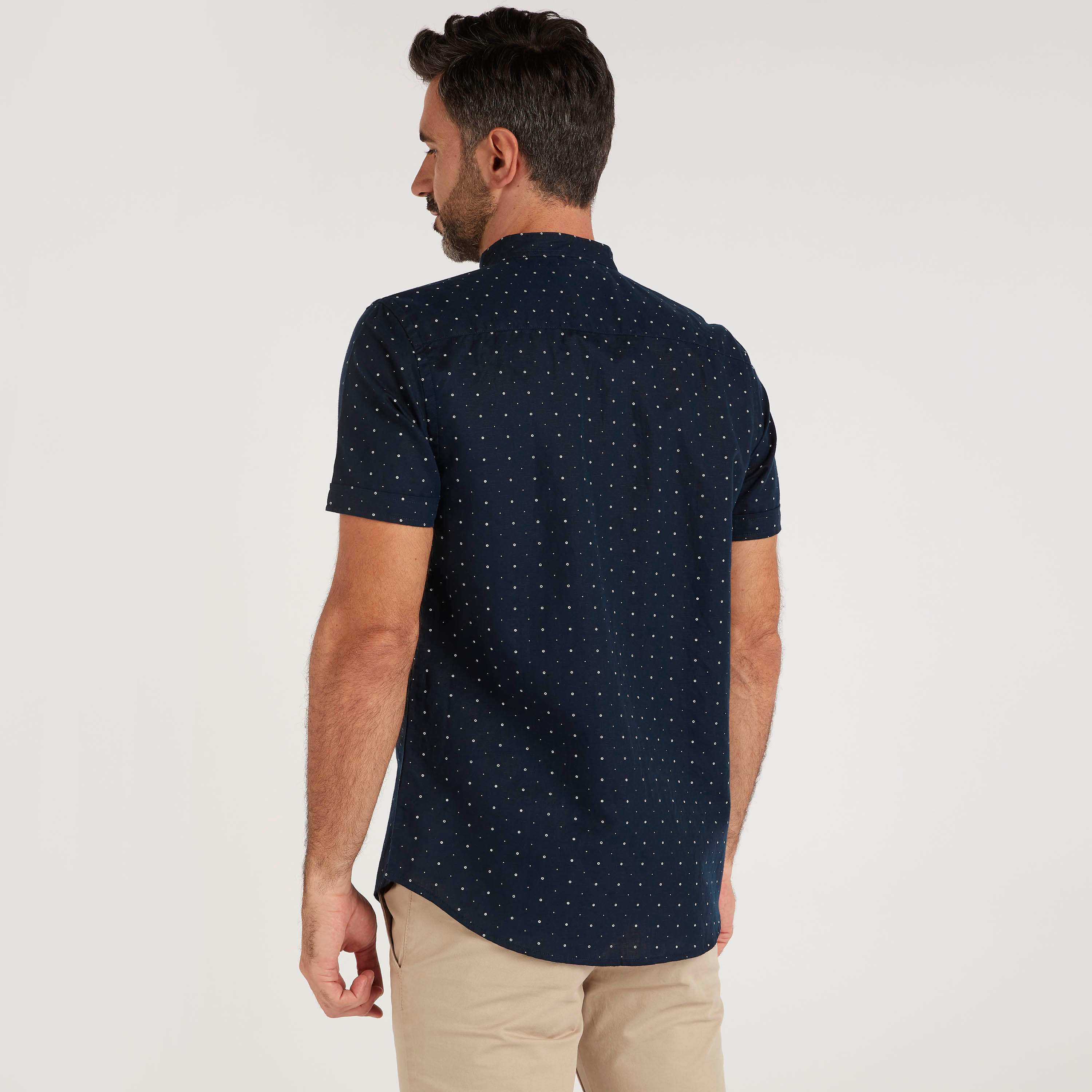 قميص بياقة ماندارين وأكمام قصيرة وطبعات-men-clothing-shirts-image-4