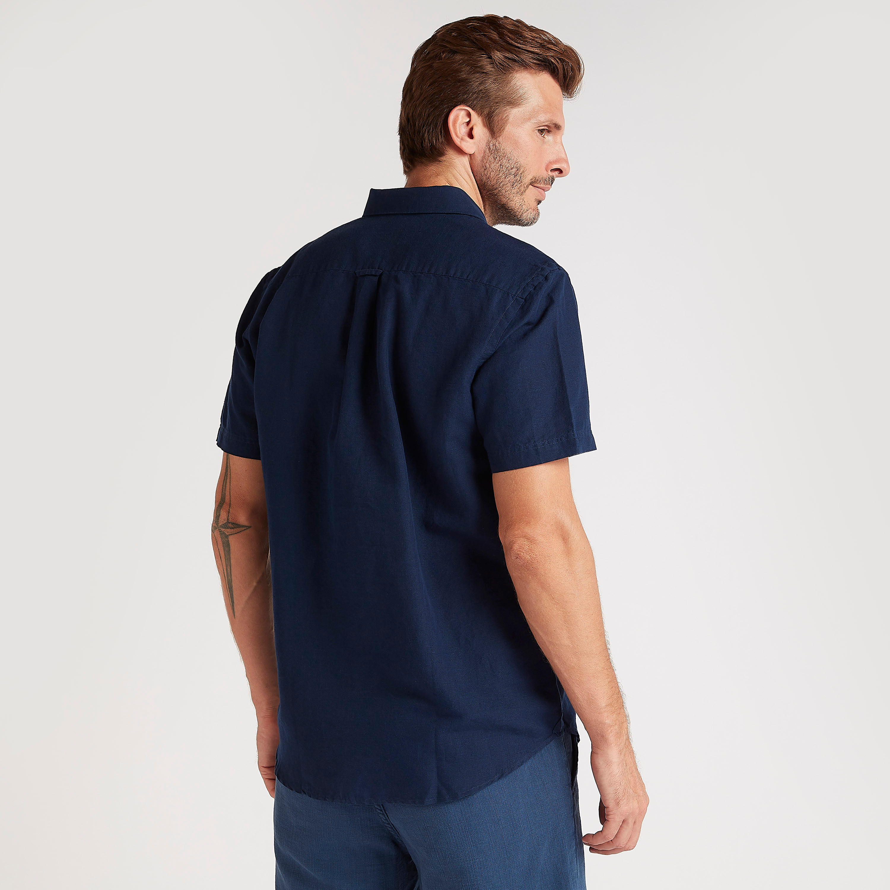 قميص سليم فيت بارز الملمس بأكمام قصيرة وجيب خارجي-men-clothing-shirts-image-4