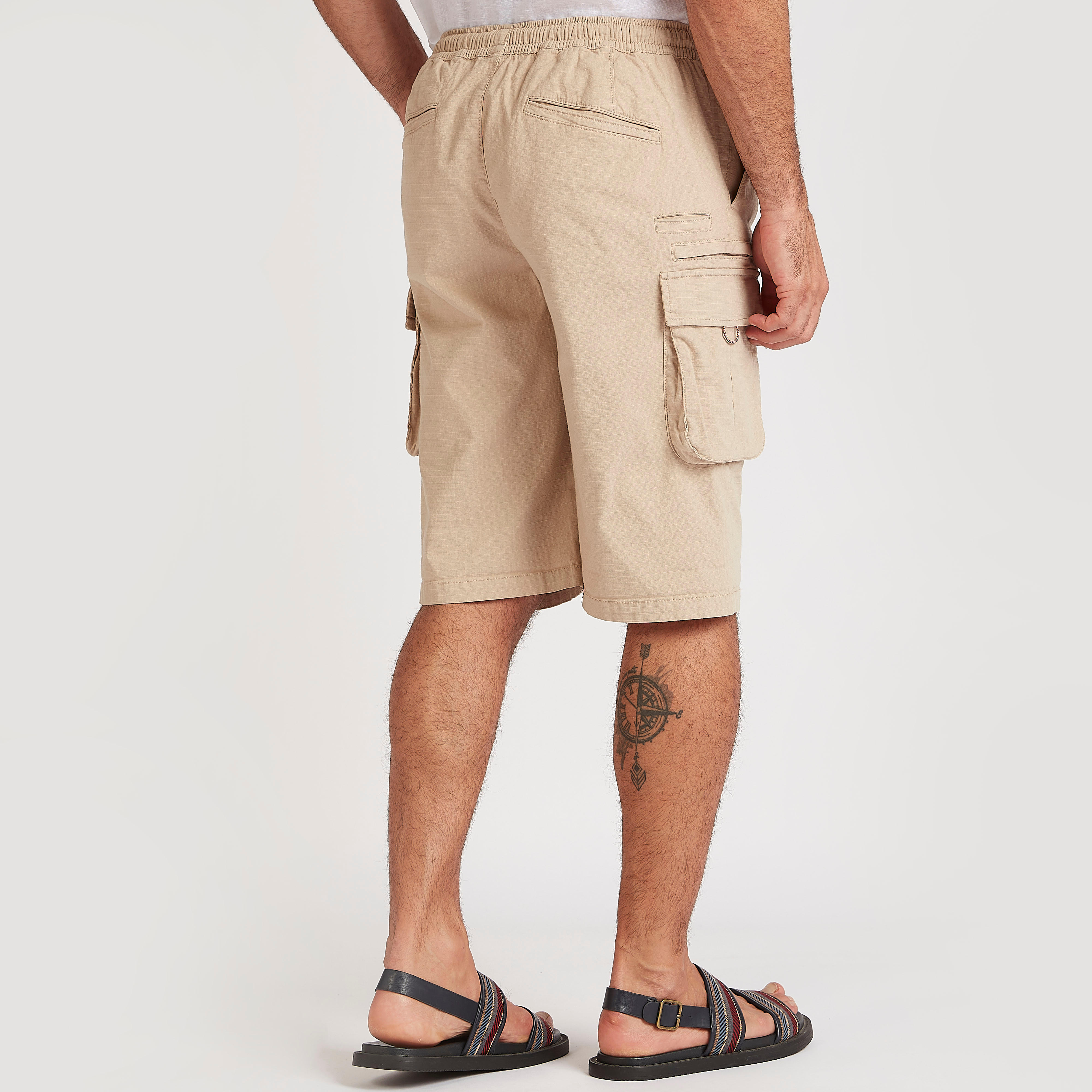 شورت سادة بخصر مطاطي برباط وجيوب-men-clothing-bottoms-shorts-image-1