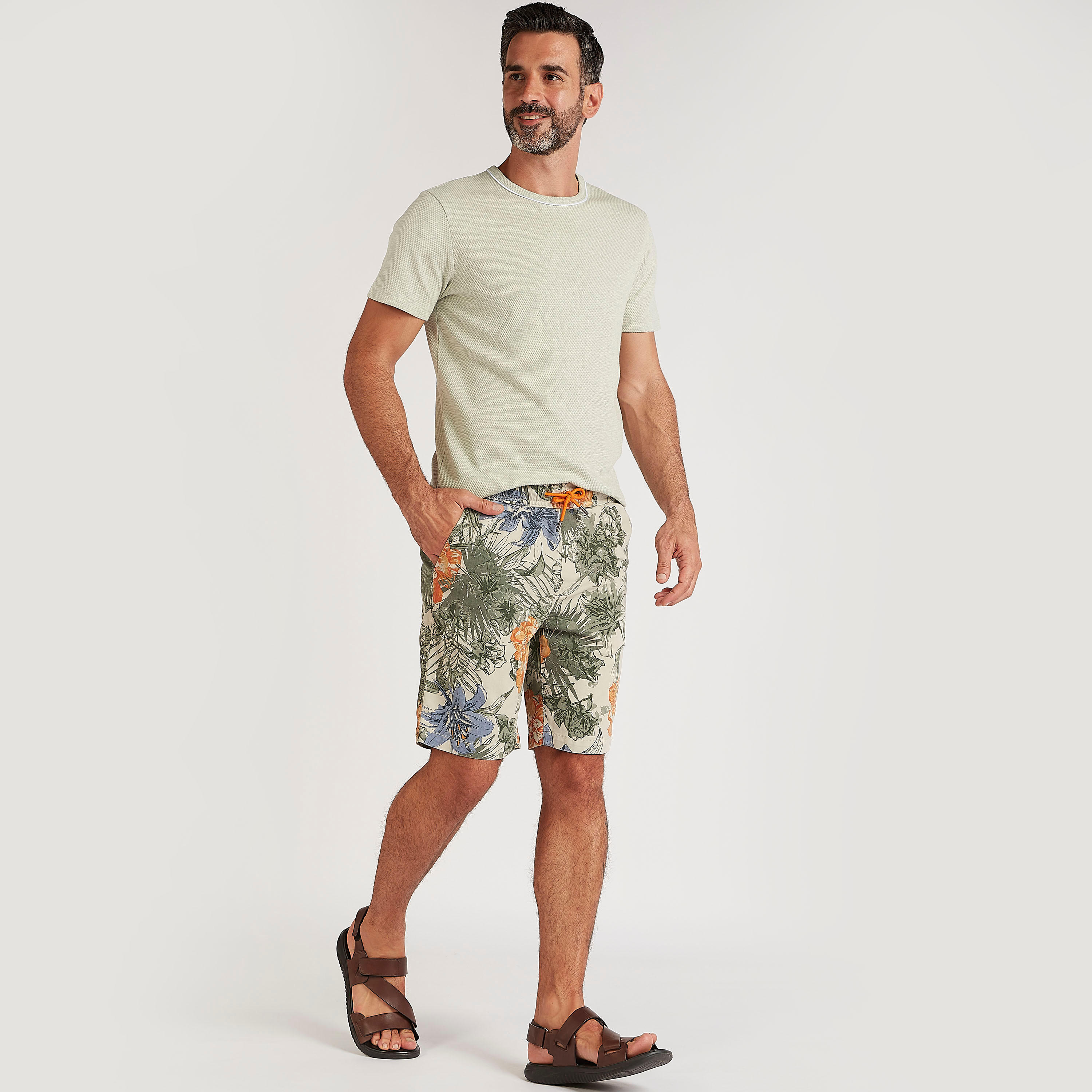 شورت بخصر برباط وجيوب وطبعات بوتانيكال-men-clothing-bottoms-shorts-image-2