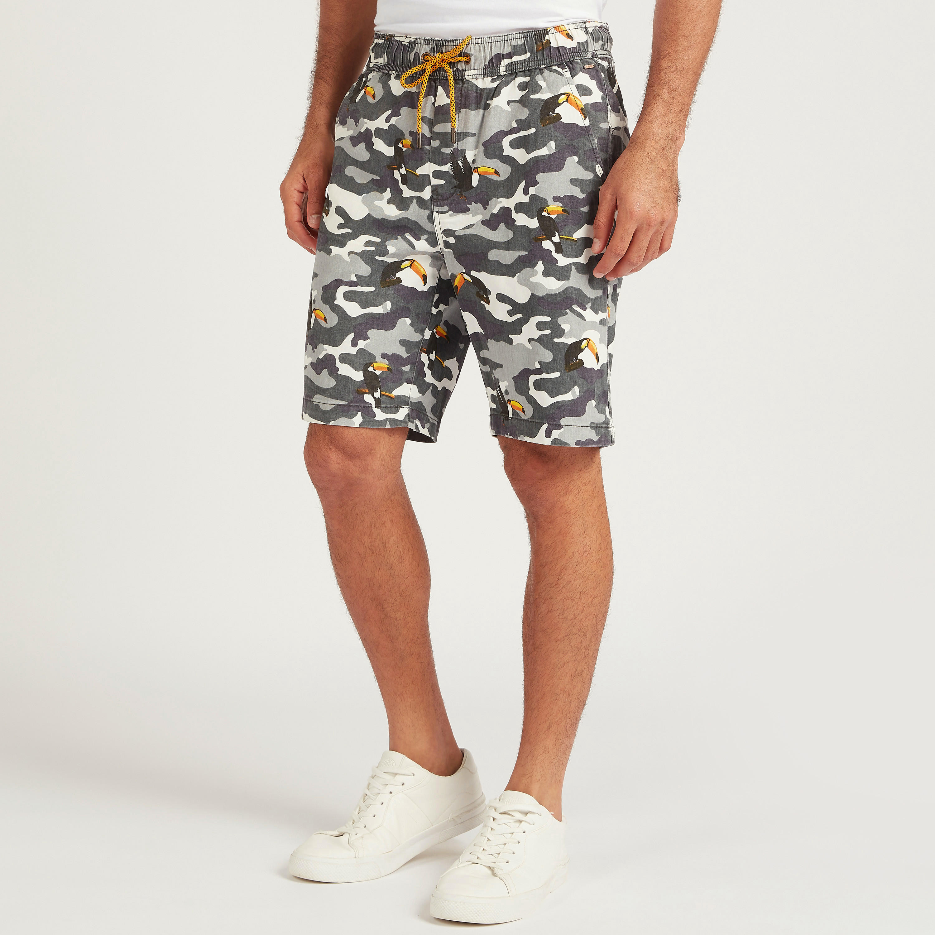 شورت بخصر برباط وجيوب وطبعات بوتانيكال-men-clothing-bottoms-shorts-image-1