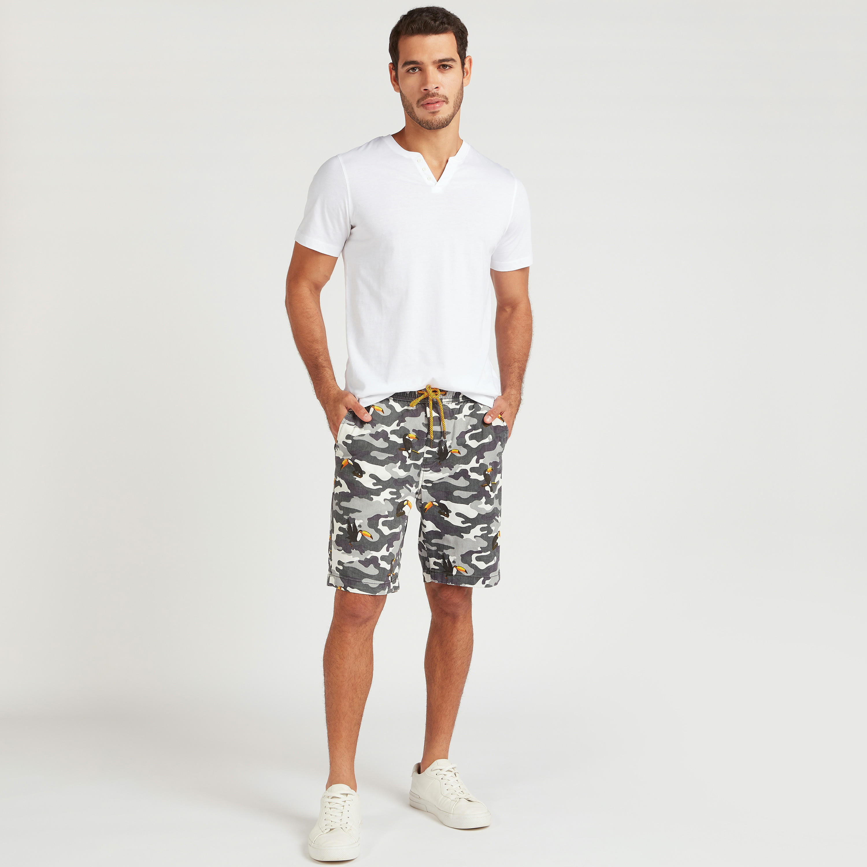 شورت بخصر برباط وجيوب وطبعات بوتانيكال-men-clothing-bottoms-shorts-image-2