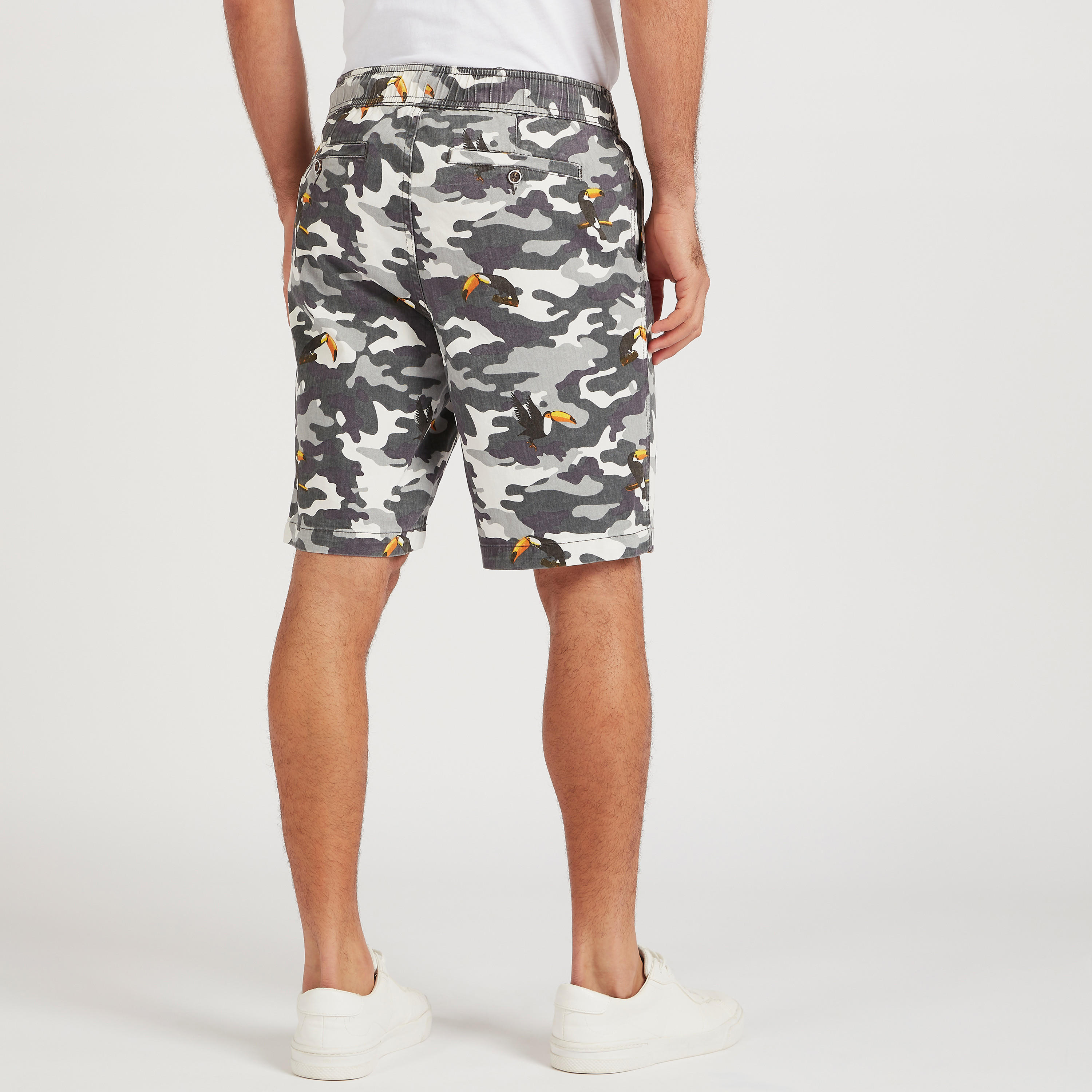 شورت بخصر برباط وجيوب وطبعات بوتانيكال-men-clothing-bottoms-shorts-image-4
