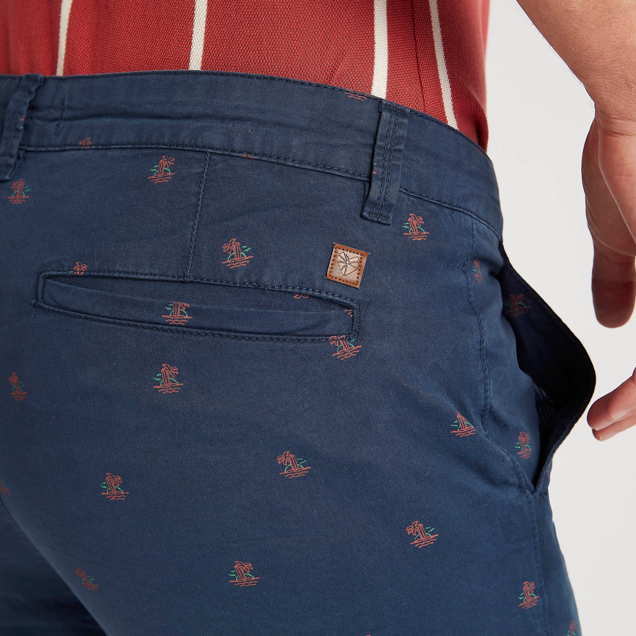 شورت سادة بقصة سليم بخصر متوسّط الارتفاع وزر إغلاق وطبعات-men-clothing-bottoms-shorts-image-3
