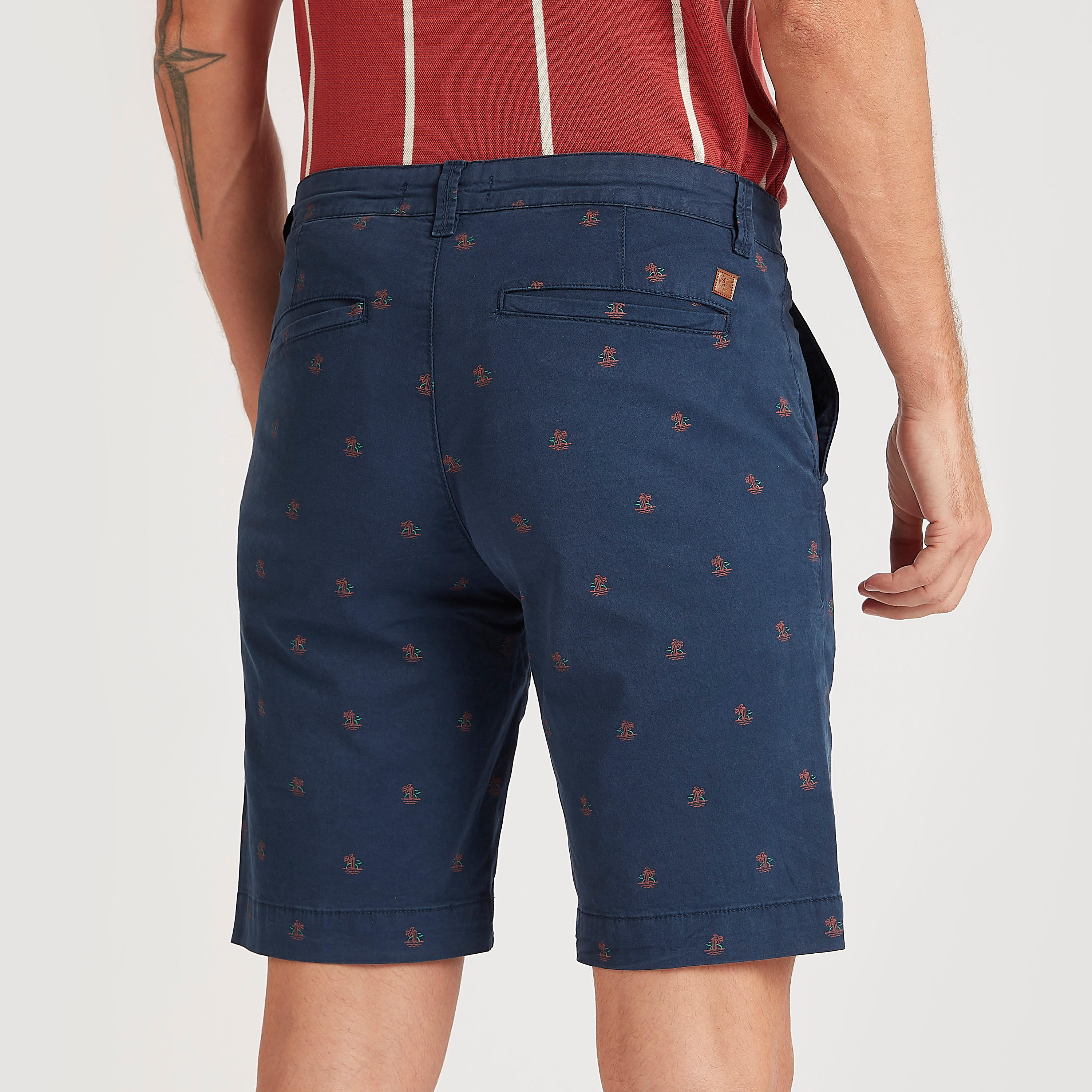 شورت سادة بقصة سليم بخصر متوسّط الارتفاع وزر إغلاق وطبعات-men-clothing-bottoms-shorts-image-4