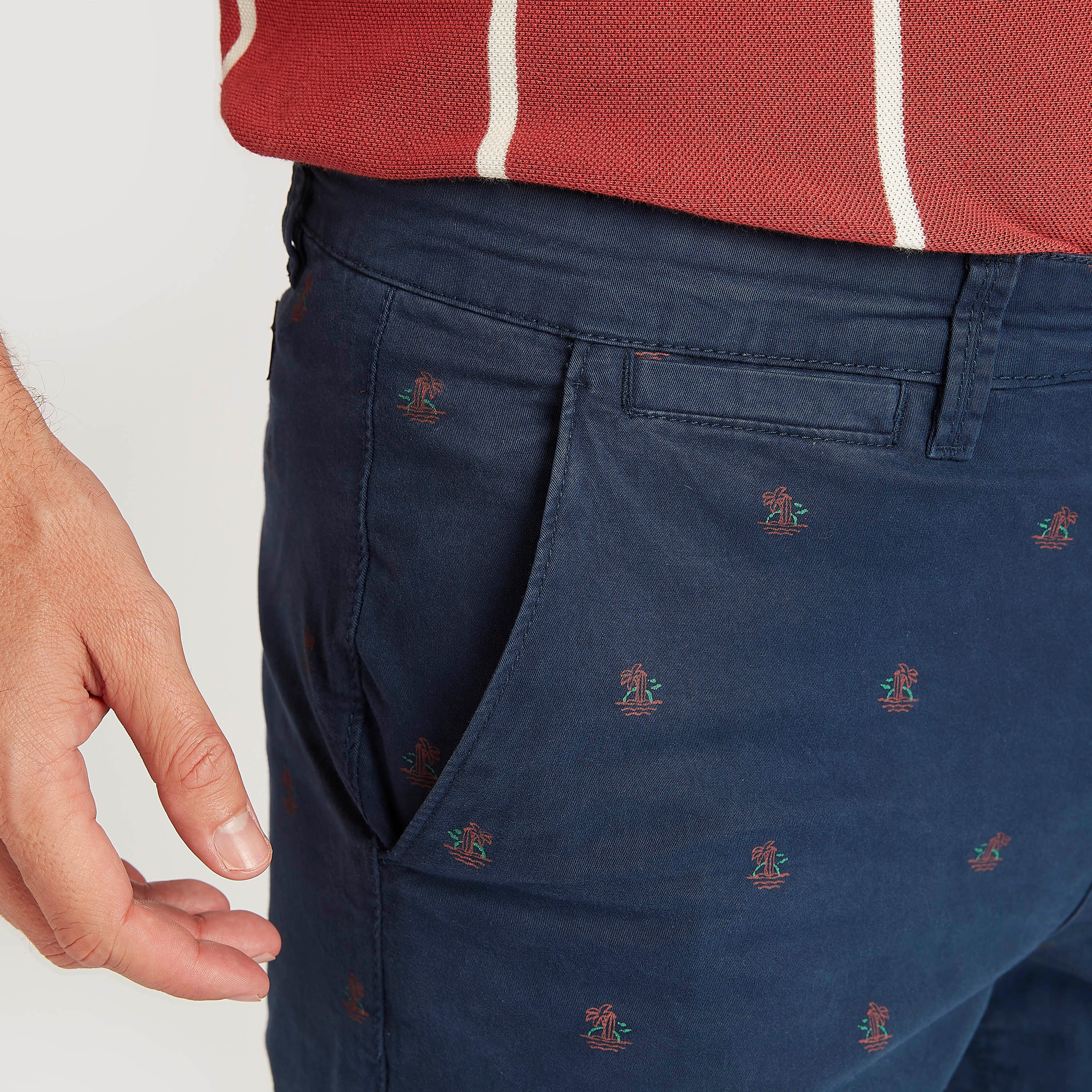 شورت سادة بقصة سليم بخصر متوسّط الارتفاع وزر إغلاق وطبعات-men-clothing-bottoms-shorts-image-5