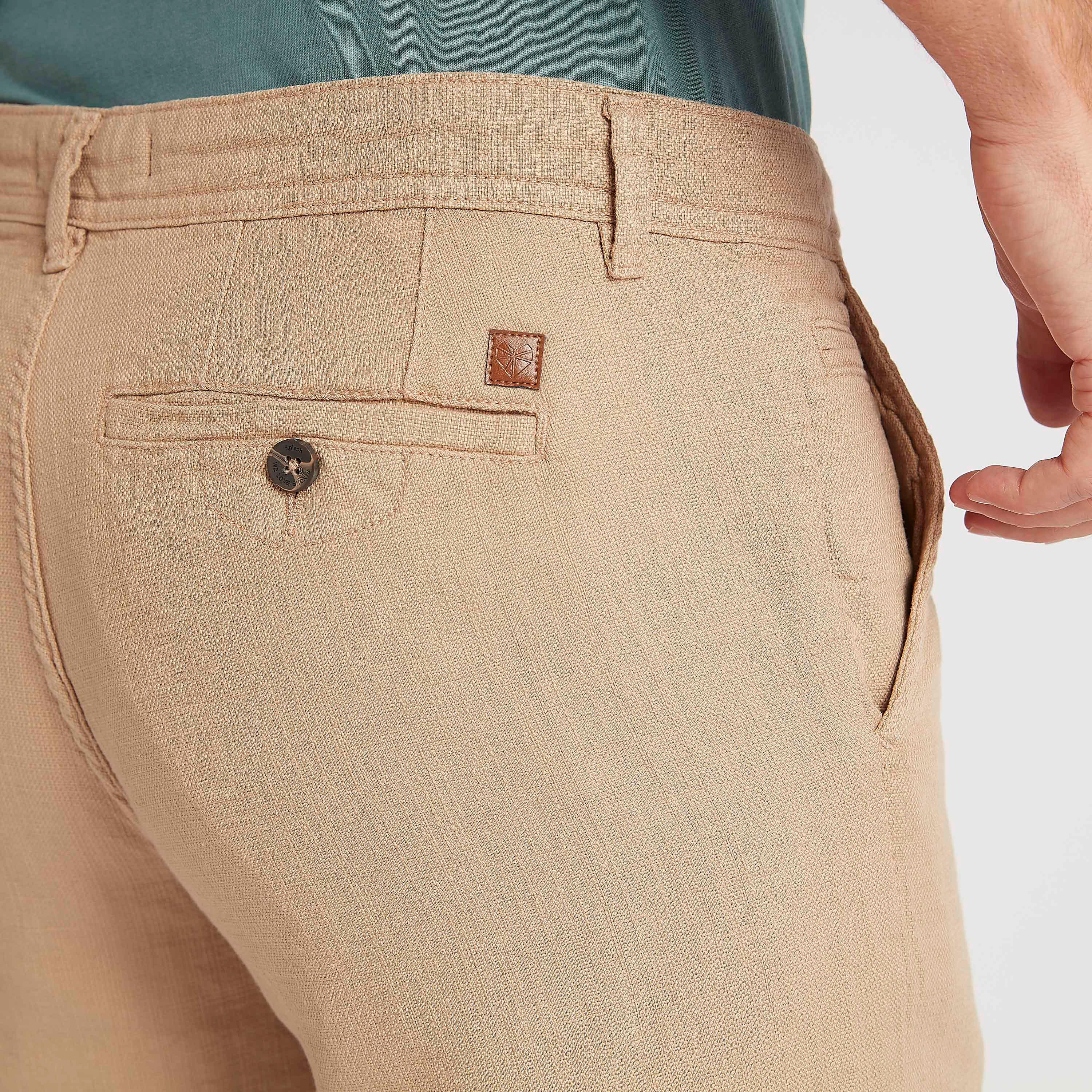 شورت بارز الملمس سليم فيت بخصر متوسّط الارتفاع وزر إغلاق-men-clothing-bottoms-shorts-image-2