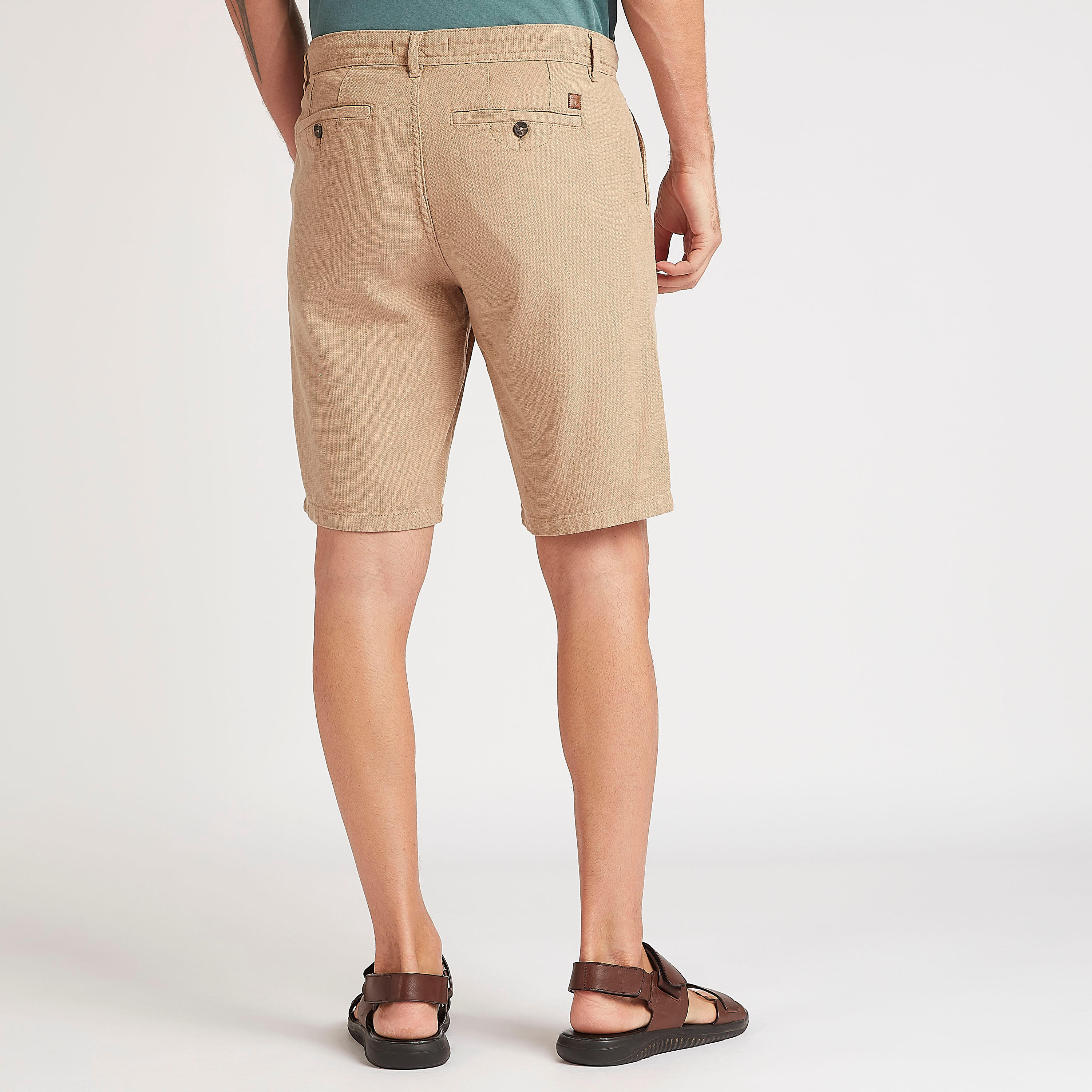 شورت بارز الملمس سليم فيت بخصر متوسّط الارتفاع وزر إغلاق-men-clothing-bottoms-shorts-image-1