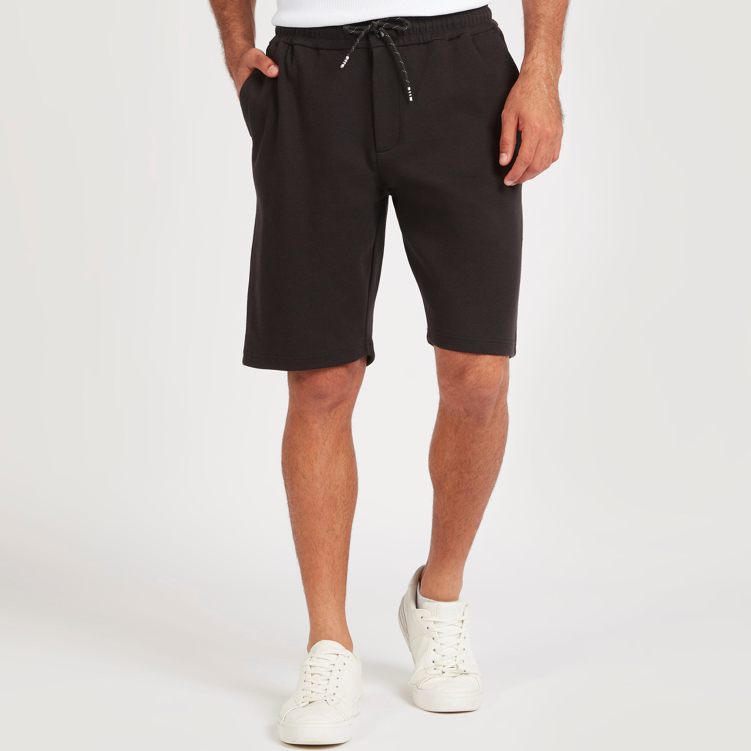 شورت سادة بخصر متوسّط الارتفاع ورباط إغلاق وجيوب-men-clothing-bottoms-shorts-image-4