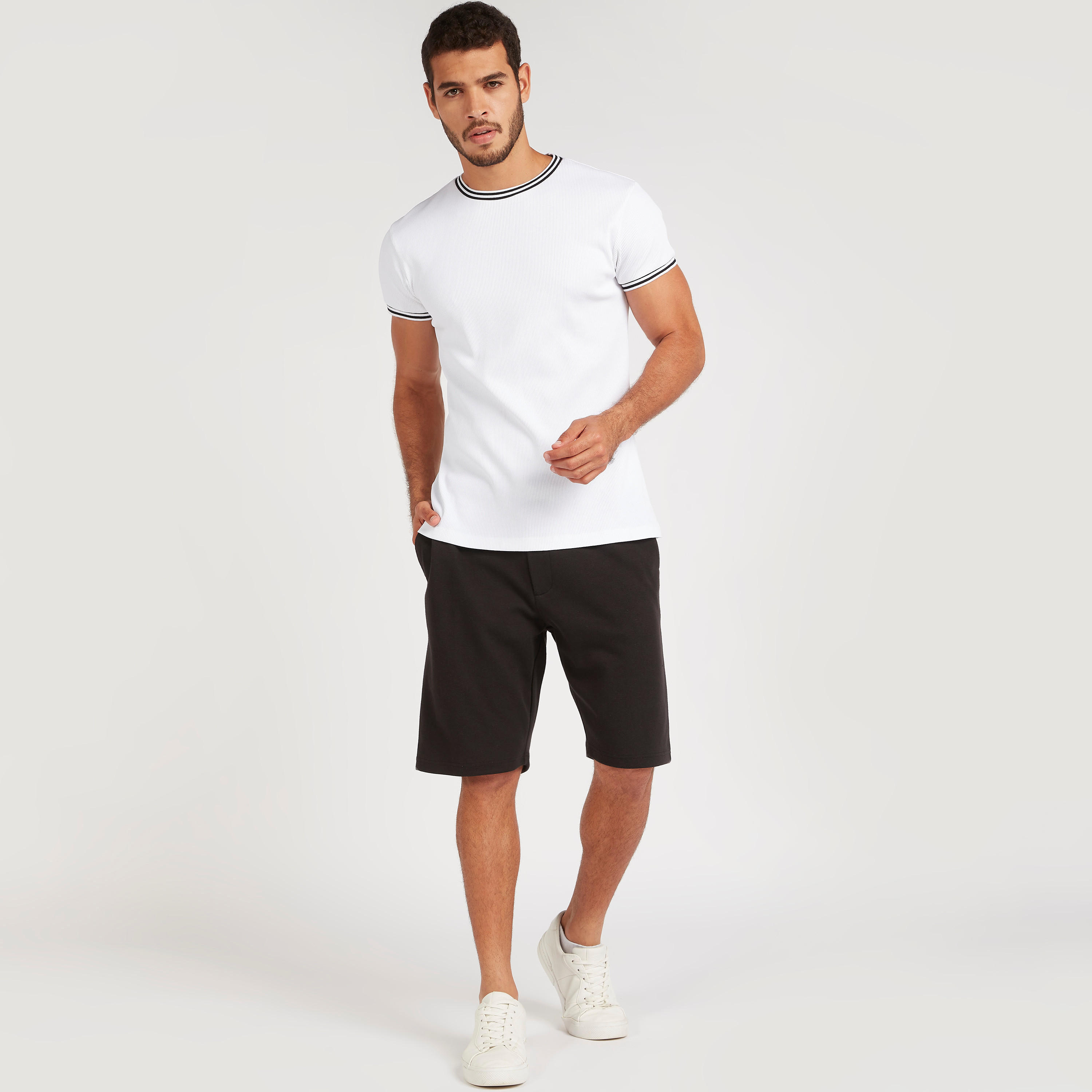 شورت سادة بخصر متوسّط الارتفاع ورباط إغلاق وجيوب-men-clothing-bottoms-shorts-image-3