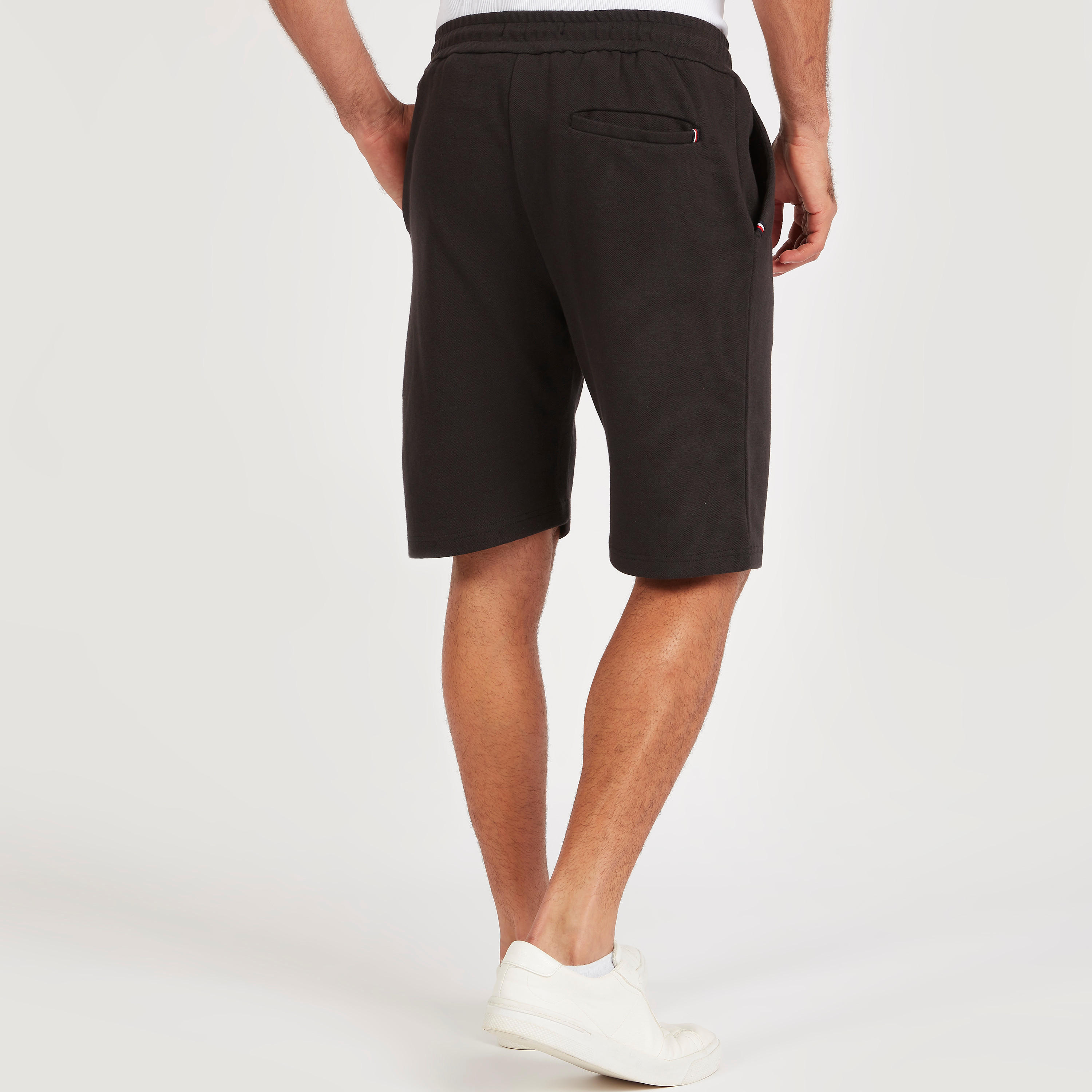 شورت سادة بخصر متوسّط الارتفاع ورباط إغلاق وجيوب-men-clothing-bottoms-shorts-image-1