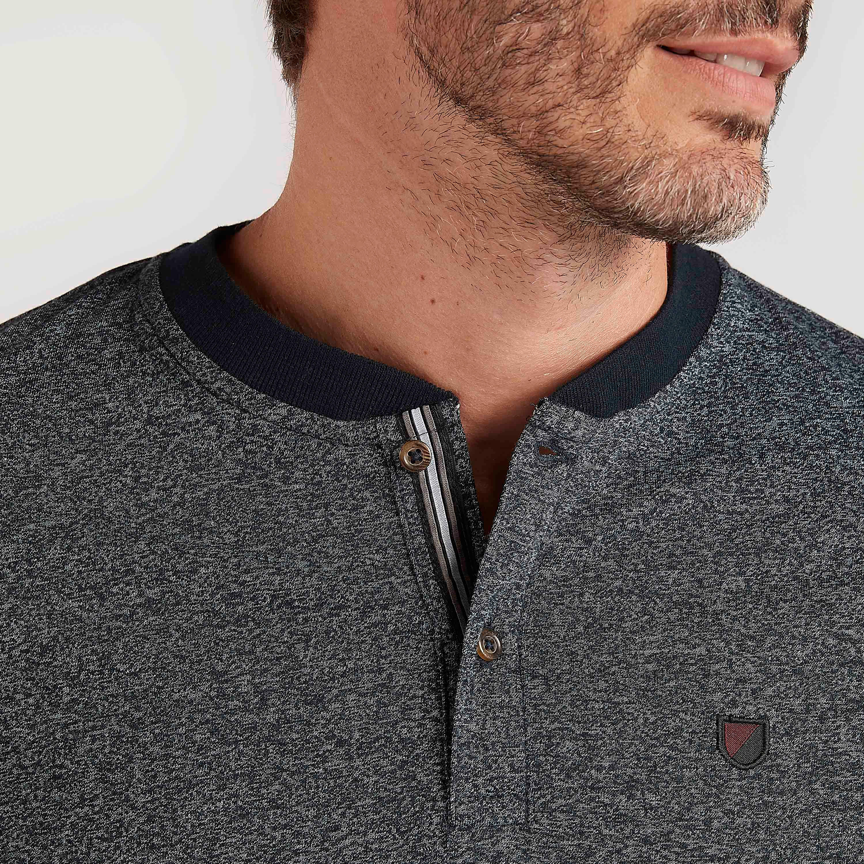 تيشيرت بارز الملمس بياقة ماندارين وأكمام قصيرة-men-clothing-tshirtsandpolos-tshirts-image-1