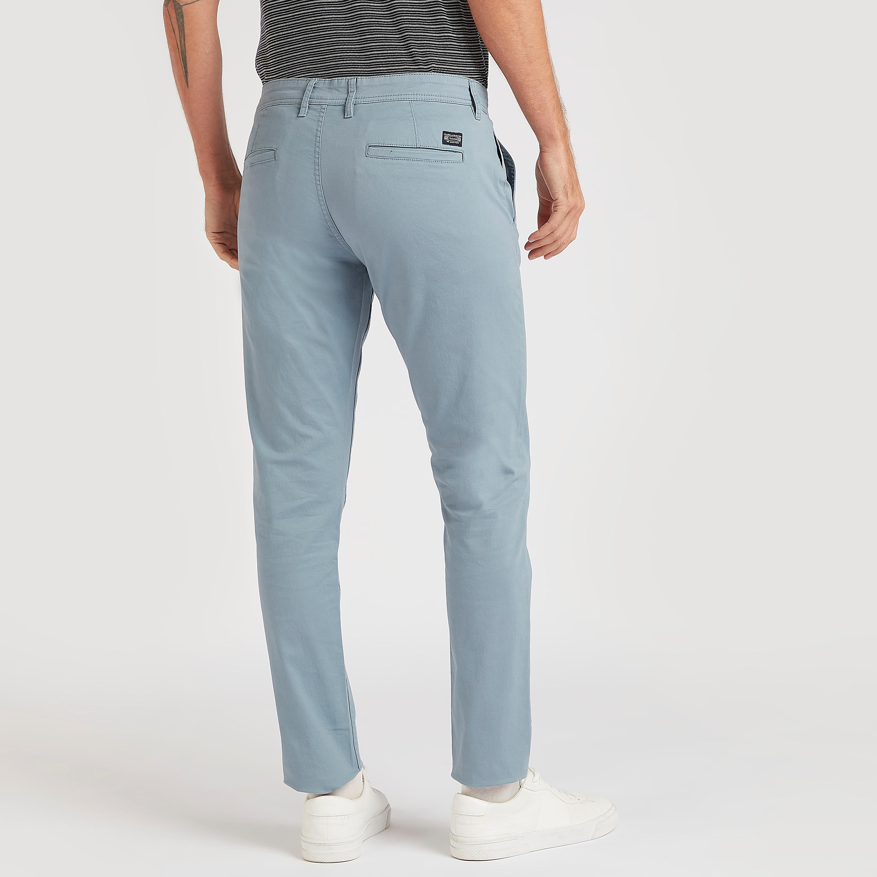 بنطلون شينو سادة بقصّة سليم وخصر متوسّط الارتفاع وجيوب-men-clothing-bottoms-trousersandchinos-trousers-image-1