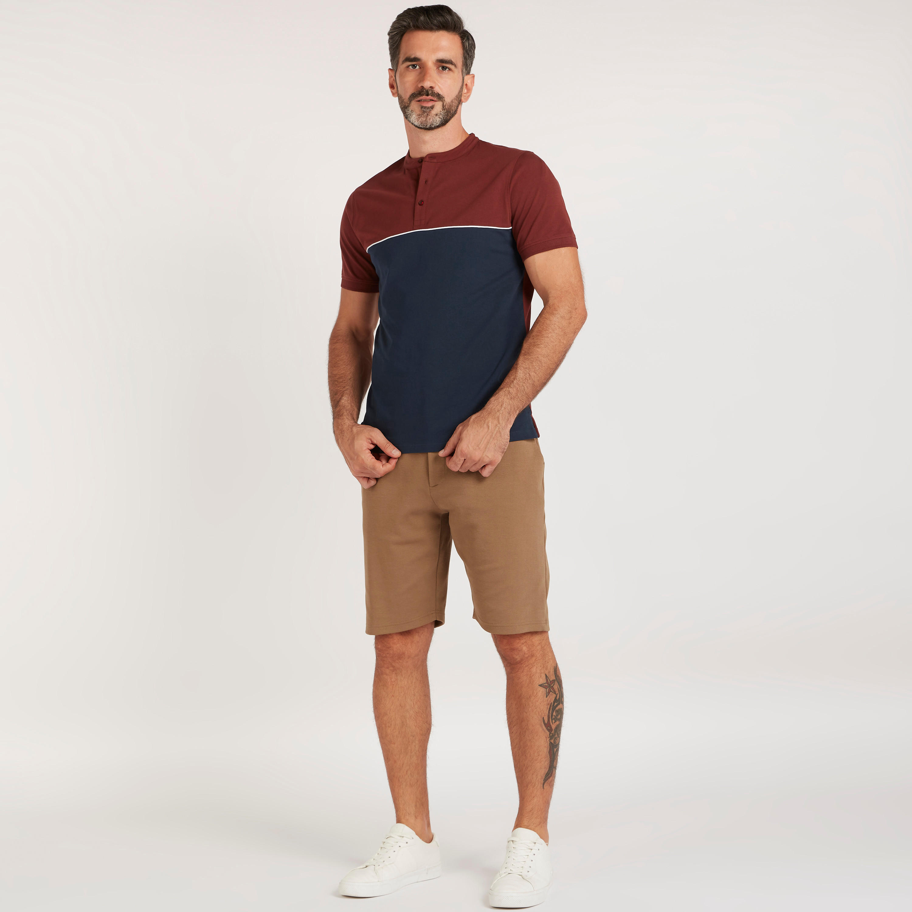 تيشيرت بتصاميم مغايرة وياقة ماندارين وأكمام قصيرة-men-clothing-tshirtsandpolos-tshirts-image-2