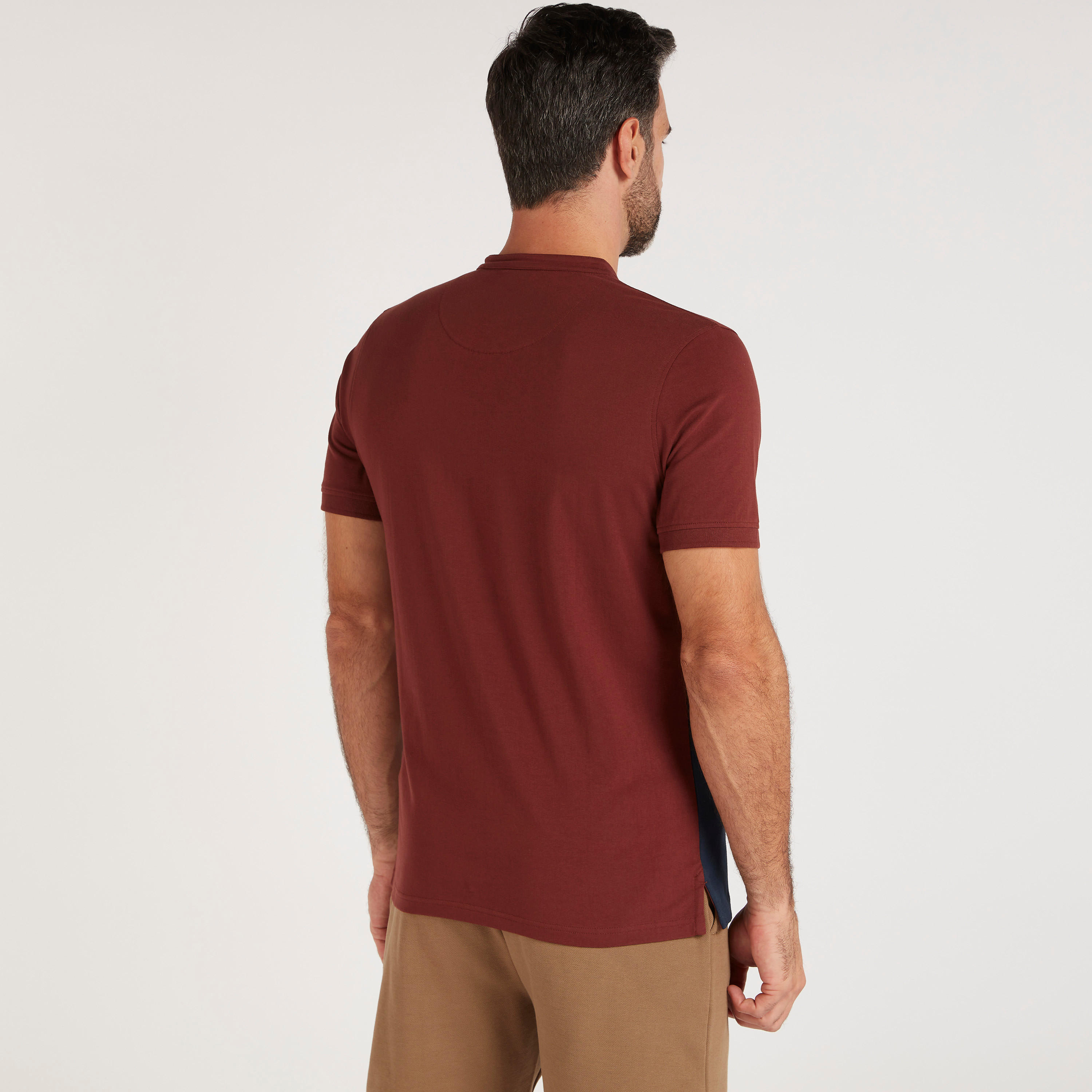 تيشيرت بتصاميم مغايرة وياقة ماندارين وأكمام قصيرة-men-clothing-tshirtsandpolos-tshirts-image-4