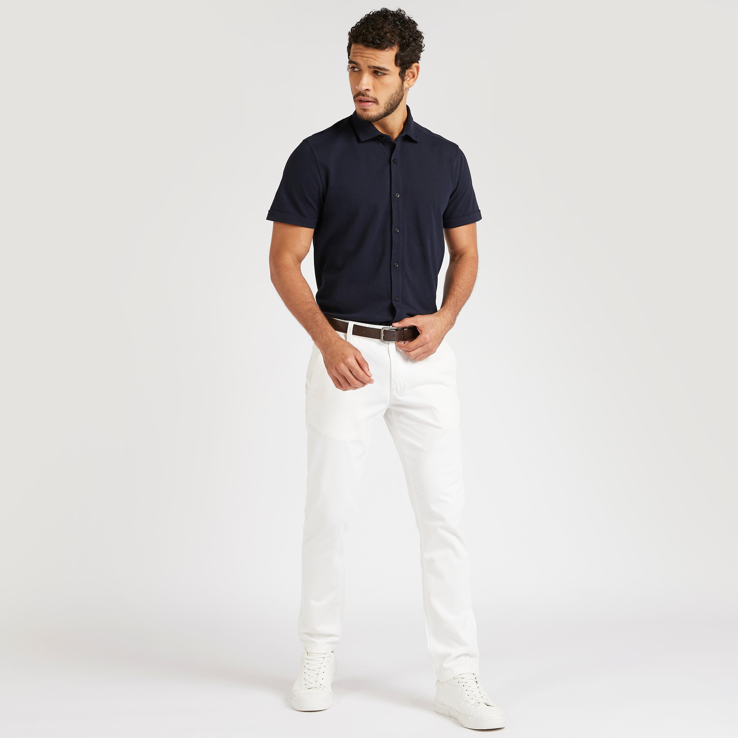 قميص بارز الملمس بقصة سليم وياقة عاديّة وأكمام قصيرة-men-clothing-shirts-image-2