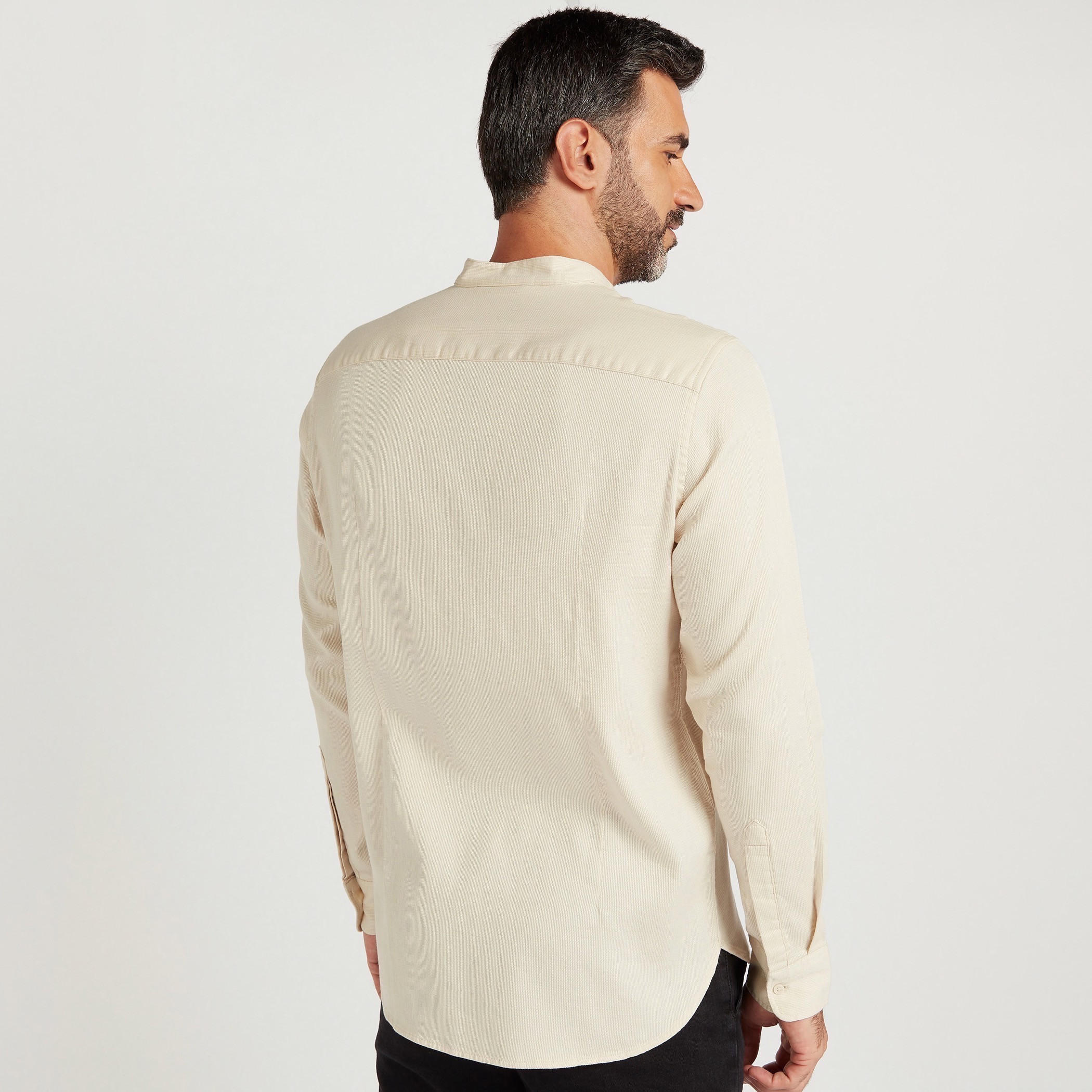 قميص بارز الملمس بياقة ماندارين وأكمام طويلة-men-clothing-shirts-image-4