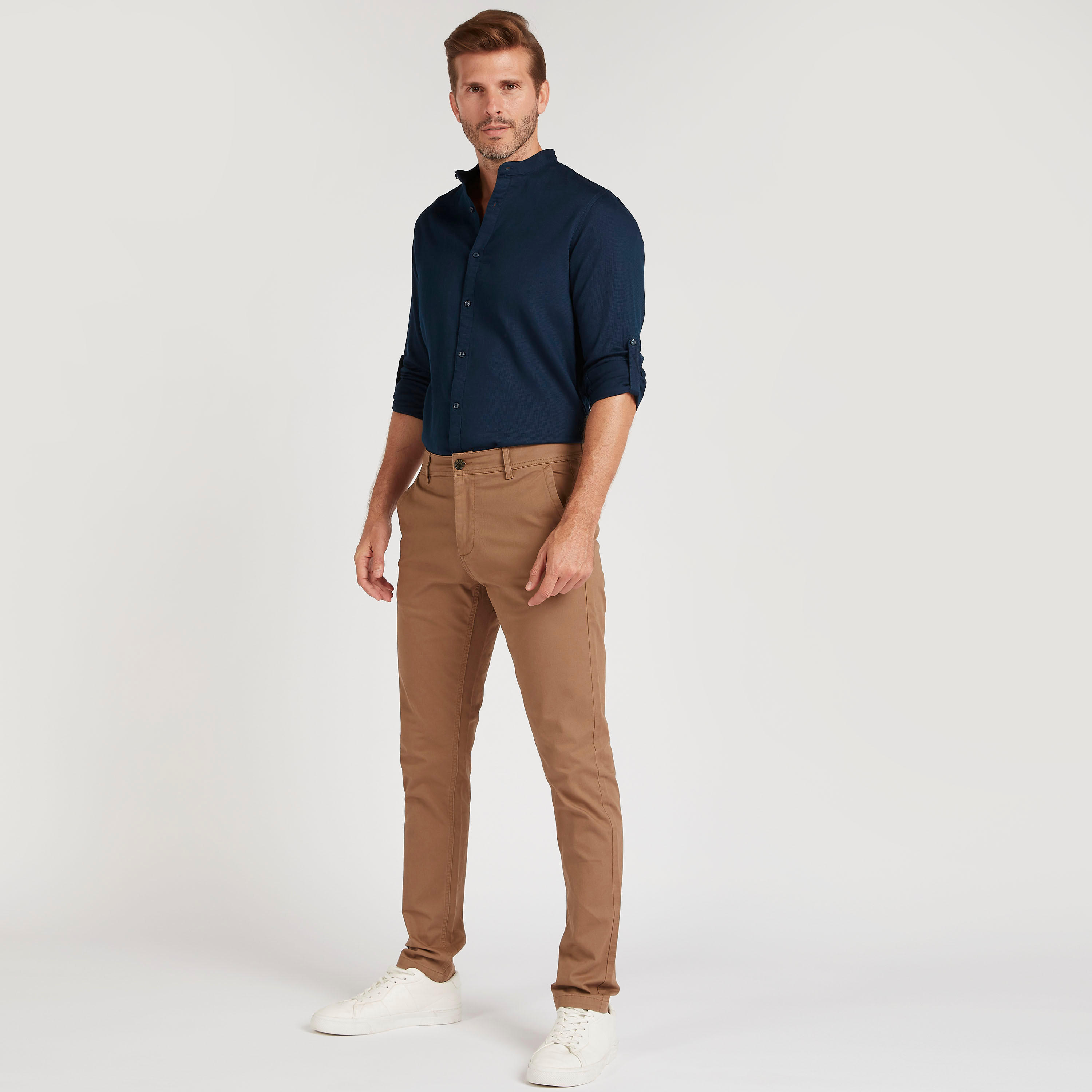 بنطلون شينو سادة بقصّة سليم وخصر متوسّط الارتفاع وزر إغلاق-men-clothing-bottoms-trousersandchinos-trousers-image-3