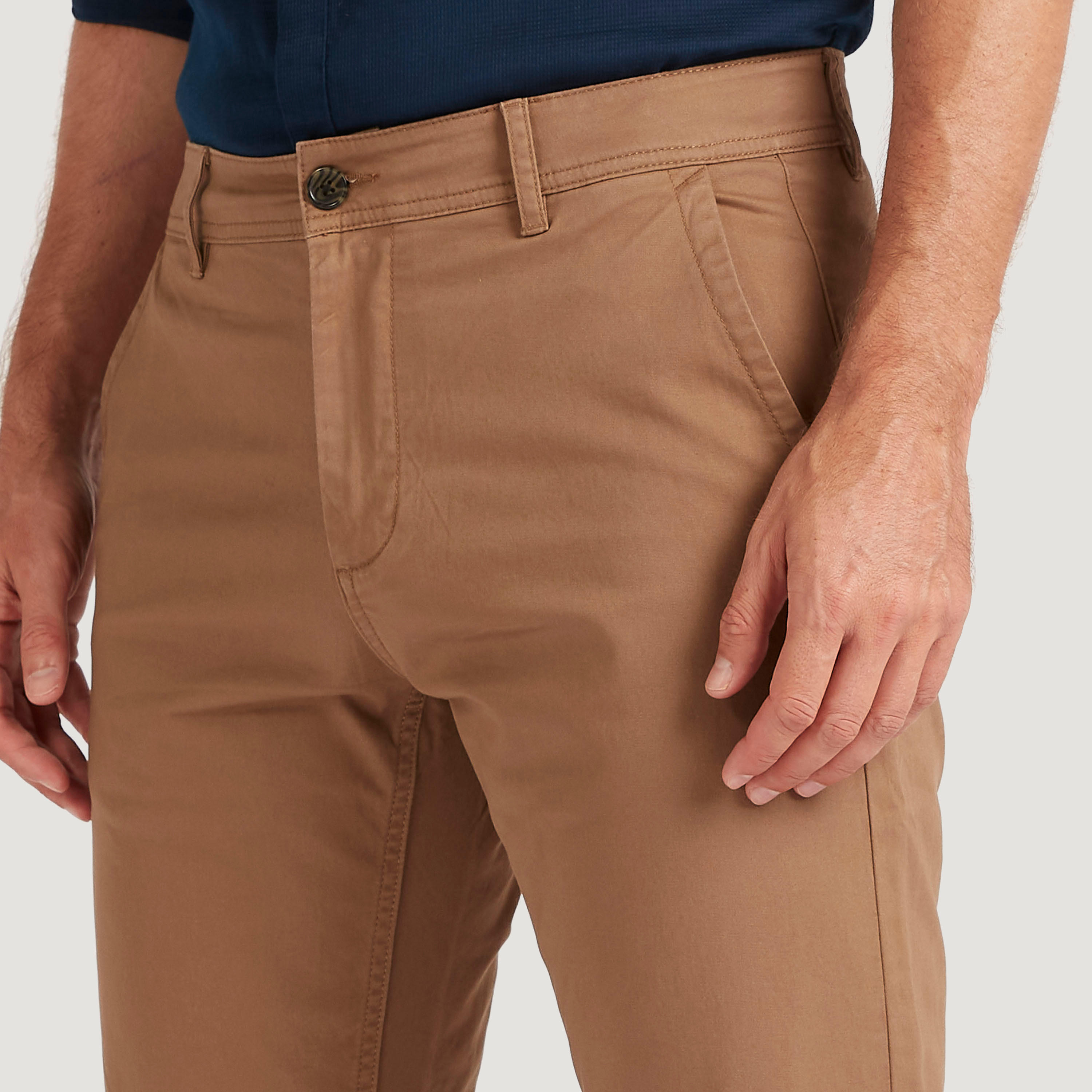 بنطلون شينو سادة بقصّة سليم وخصر متوسّط الارتفاع وزر إغلاق-men-clothing-bottoms-trousersandchinos-trousers-image-2