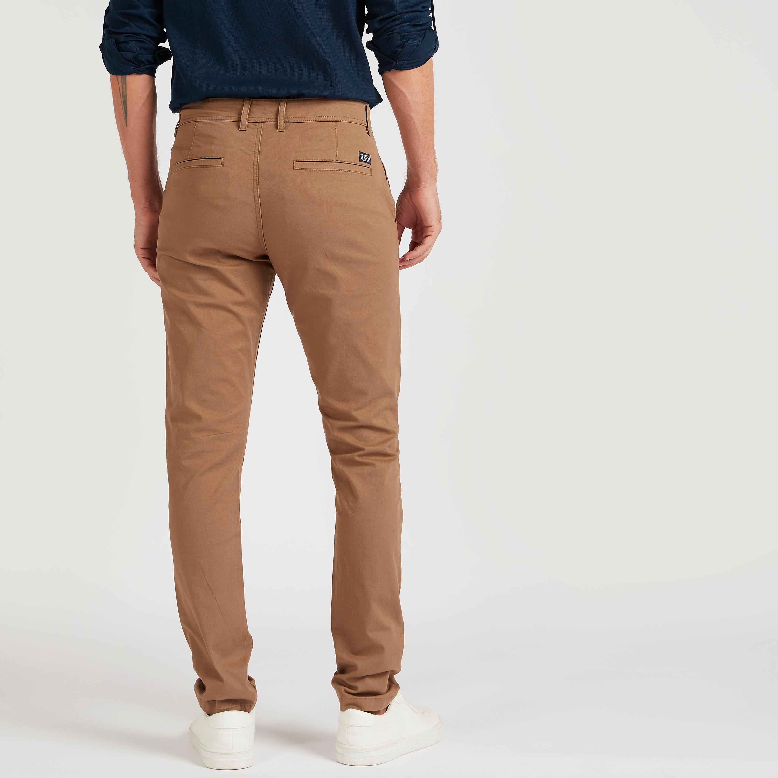 بنطلون شينو سادة بقصّة سليم وخصر متوسّط الارتفاع وزر إغلاق-men-clothing-bottoms-trousersandchinos-trousers-image-1