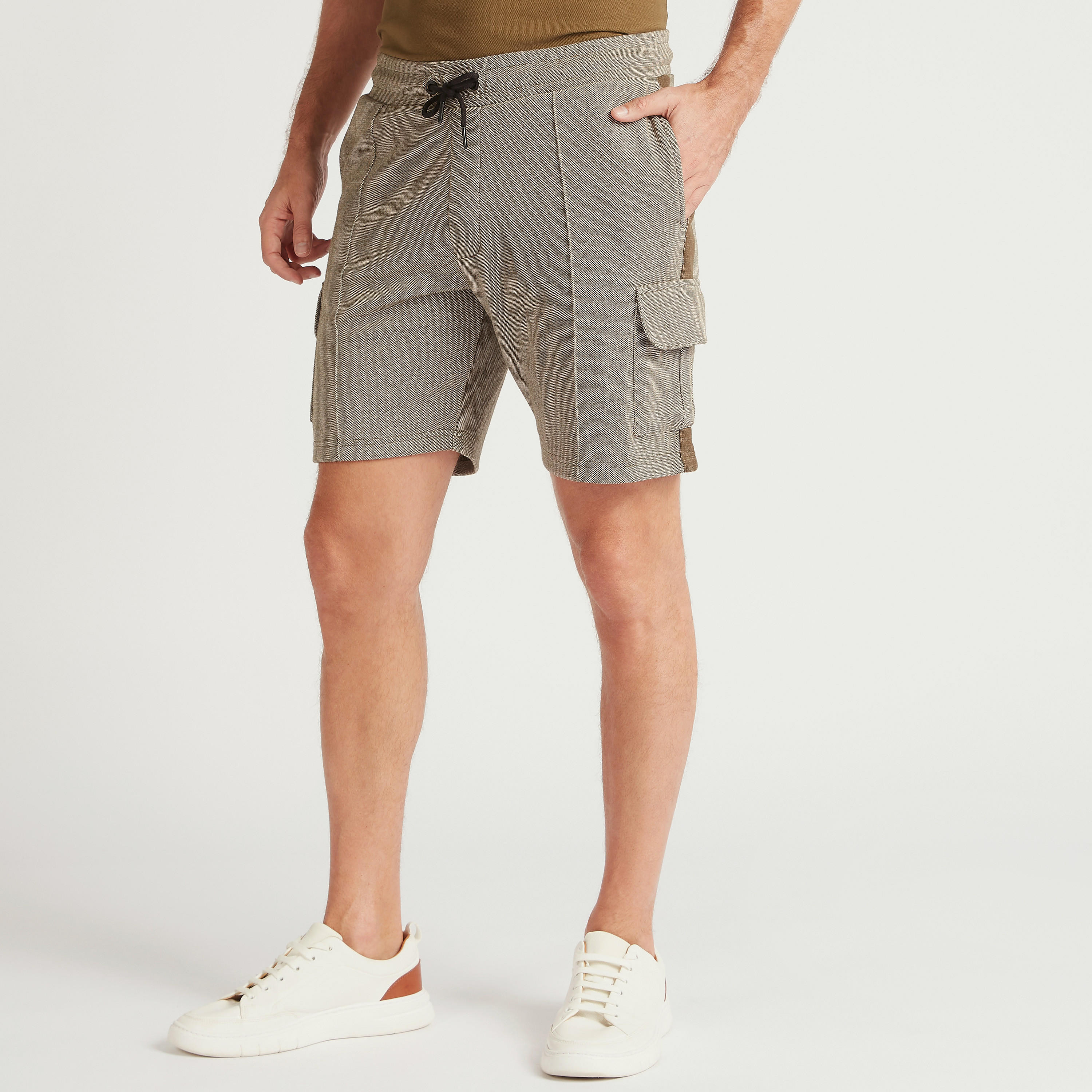 شورت بارز الملمس بخصر متوسّط الارتفاع وجيوب بطيّة-men-clothing-bottoms-shorts-image-1
