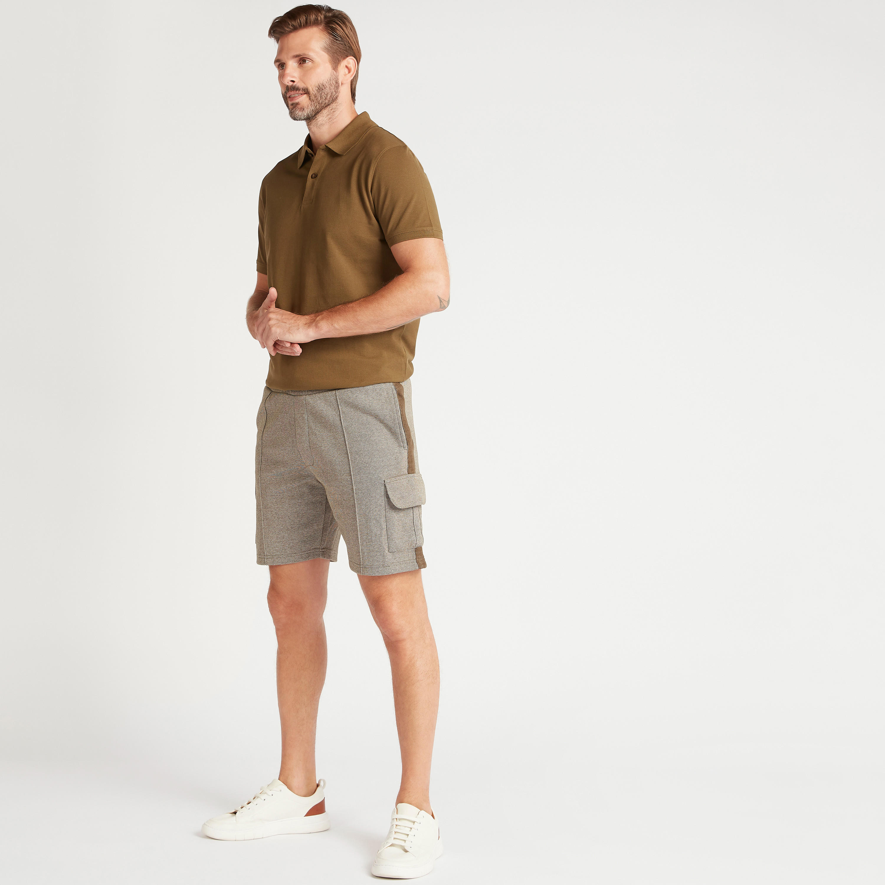 شورت بارز الملمس بخصر متوسّط الارتفاع وجيوب بطيّة-men-clothing-bottoms-shorts-image-2