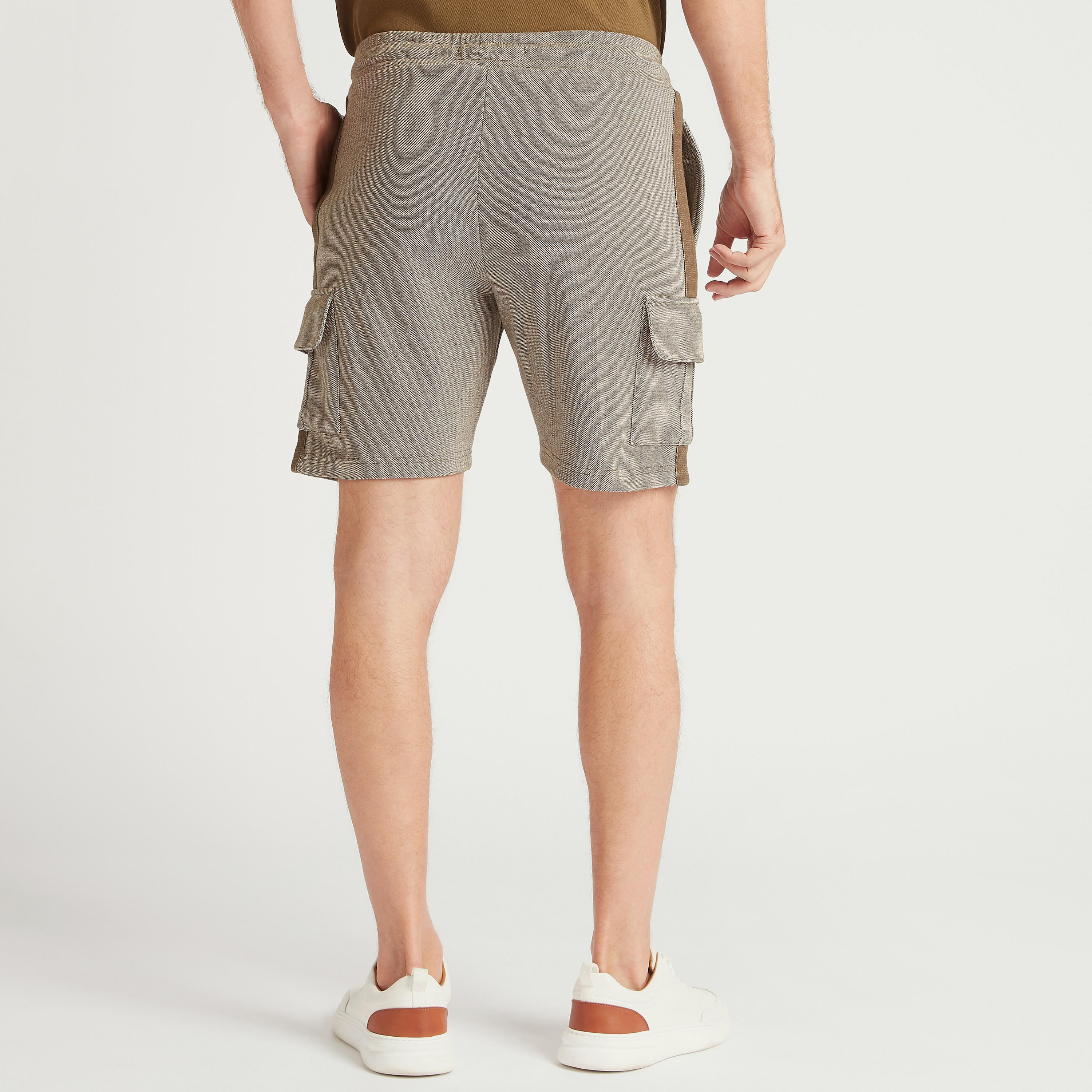 شورت بارز الملمس بخصر متوسّط الارتفاع وجيوب بطيّة-men-clothing-bottoms-shorts-image-4