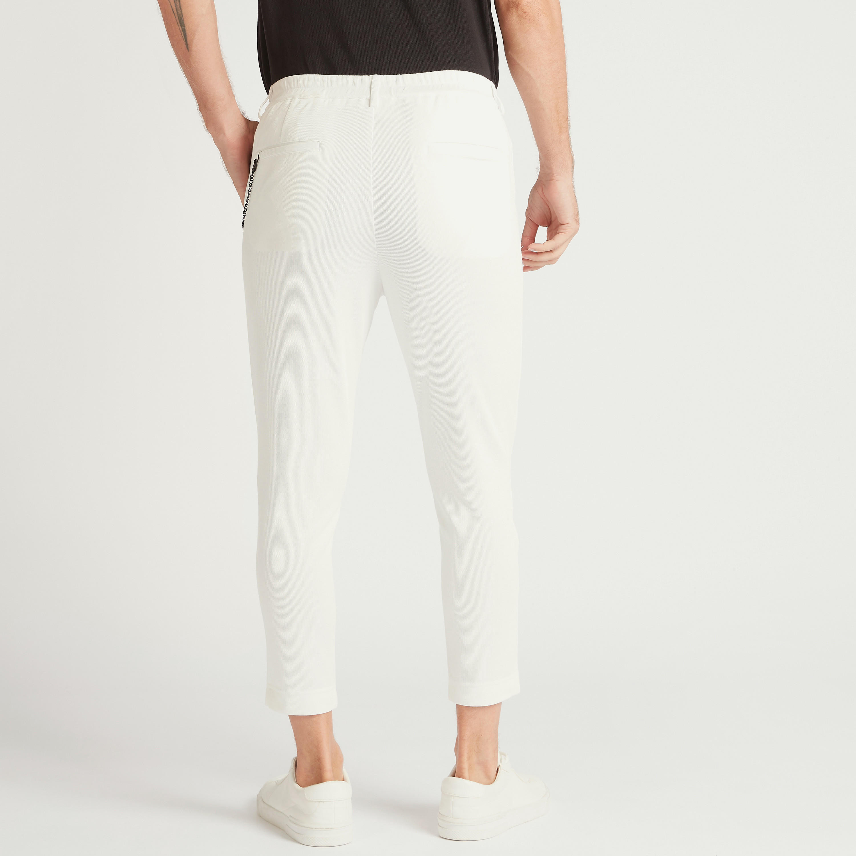 بنطلون شينو بارز الملمس بخصر مطاطي وزّينة سلسلة-men-clothing-bottoms-trousersandchinos-chinos-image-1