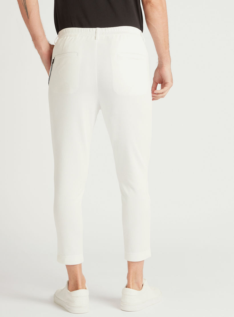 بنطلون شينو بارز الملمس بخصر مطاطي وزّينة سلسلة-men-clothing-bottoms-trousersandchinos-chinos-image-1