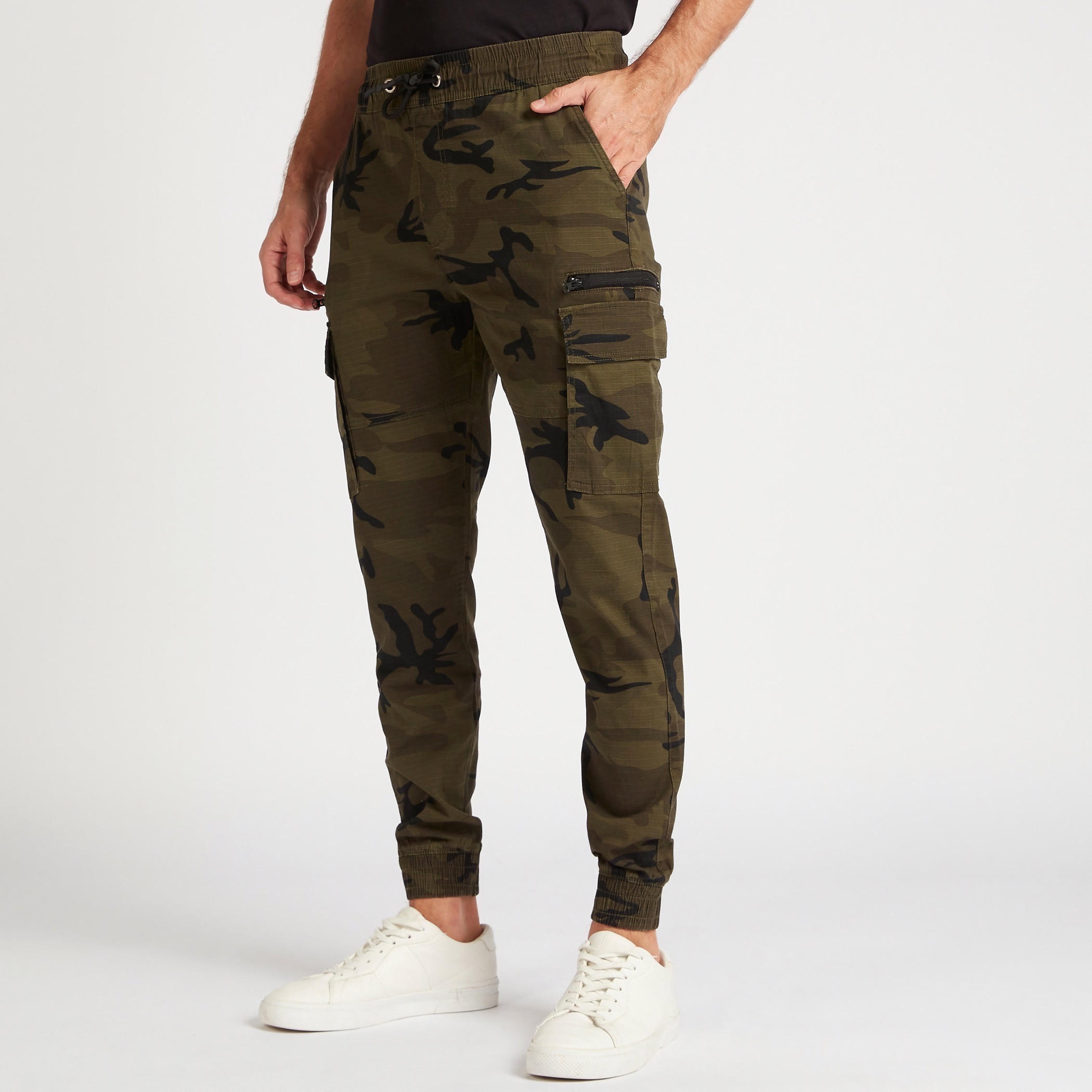 بنطلون رياضي كارجو بخصر متوسط الارتفاع وجيوب وطبعات مموّهة-men-clothing-bottoms-joggers-image-1