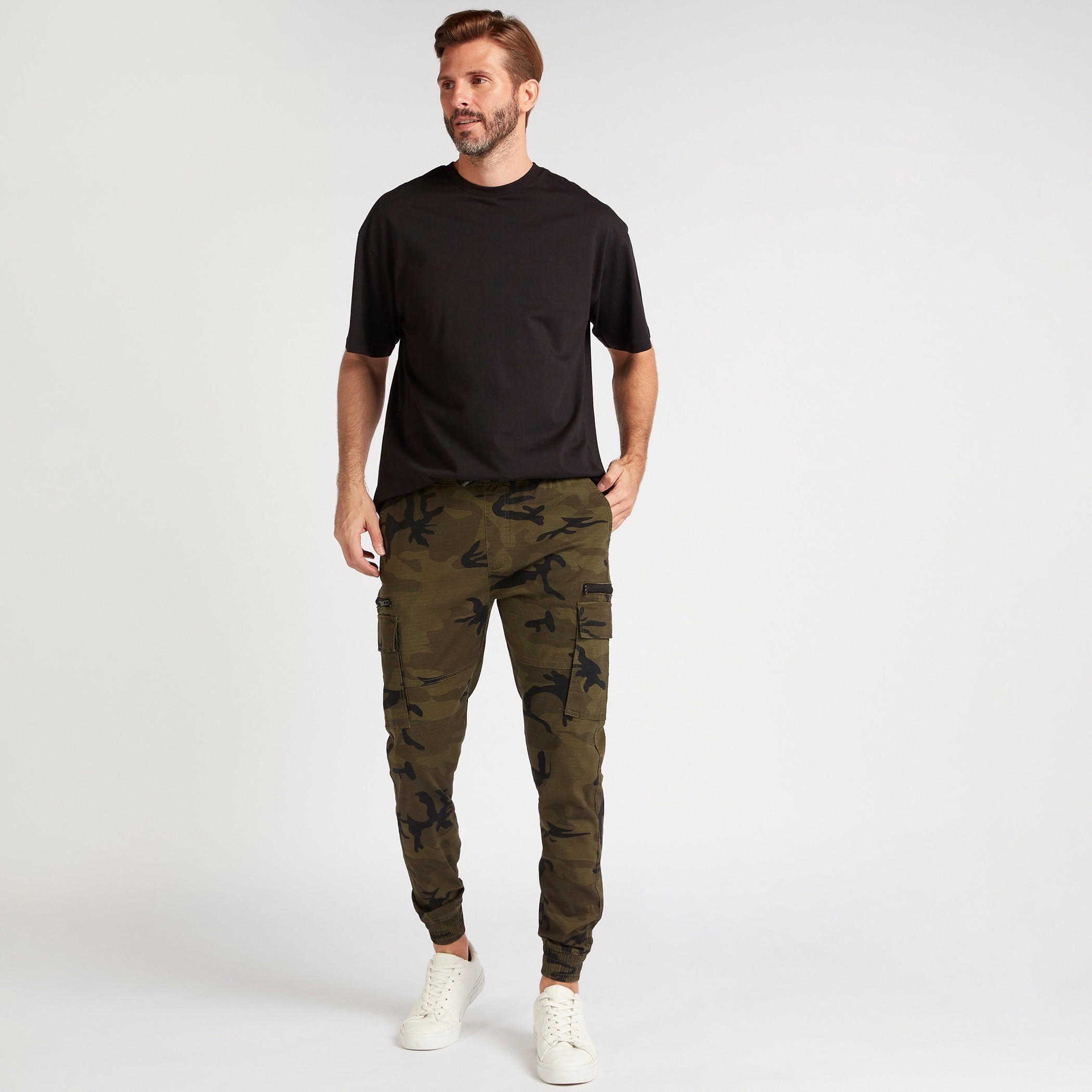 بنطلون رياضي كارجو بخصر متوسط الارتفاع وجيوب وطبعات مموّهة-men-clothing-bottoms-joggers-image-2