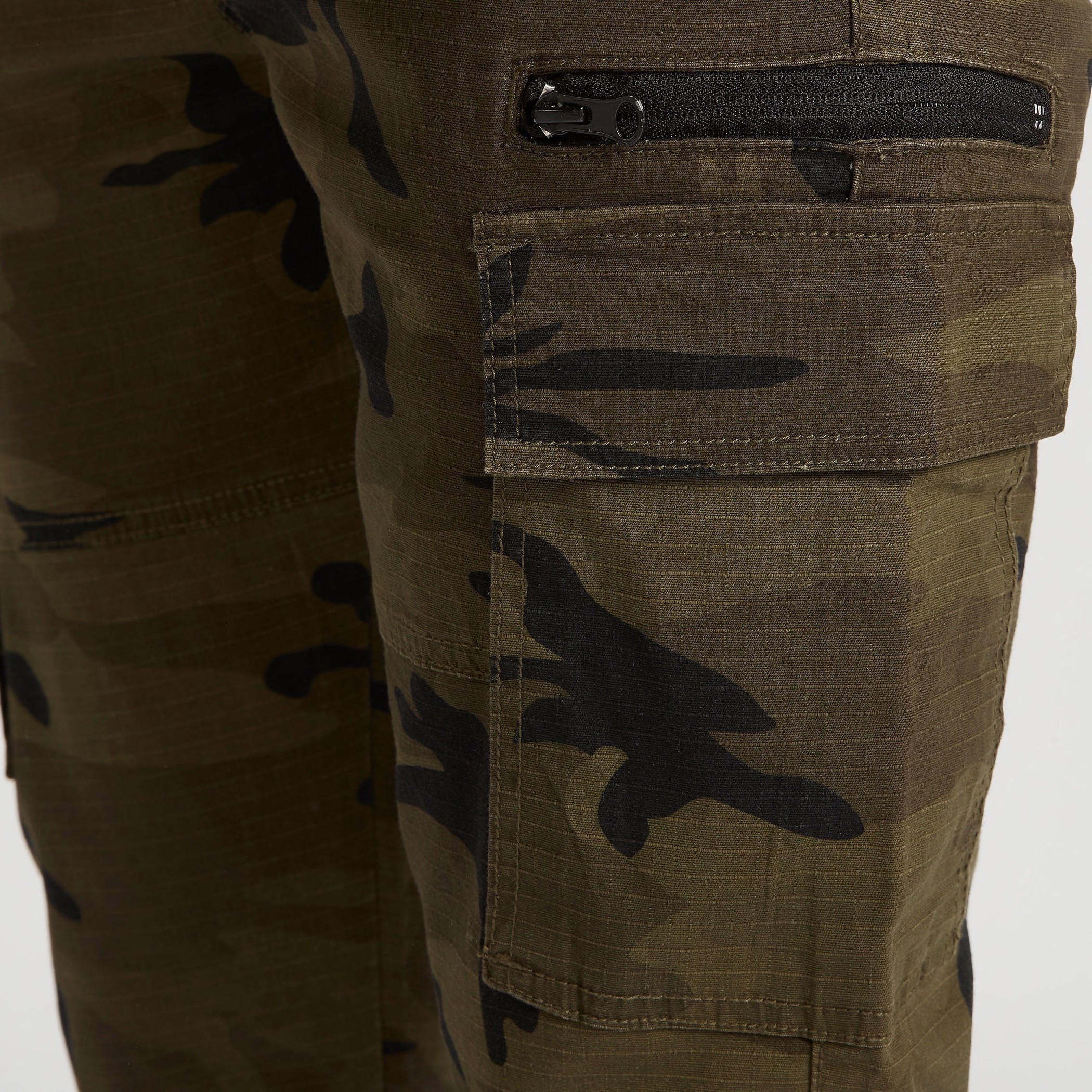 بنطلون رياضي كارجو بخصر متوسط الارتفاع وجيوب وطبعات مموّهة-men-clothing-bottoms-joggers-image-3
